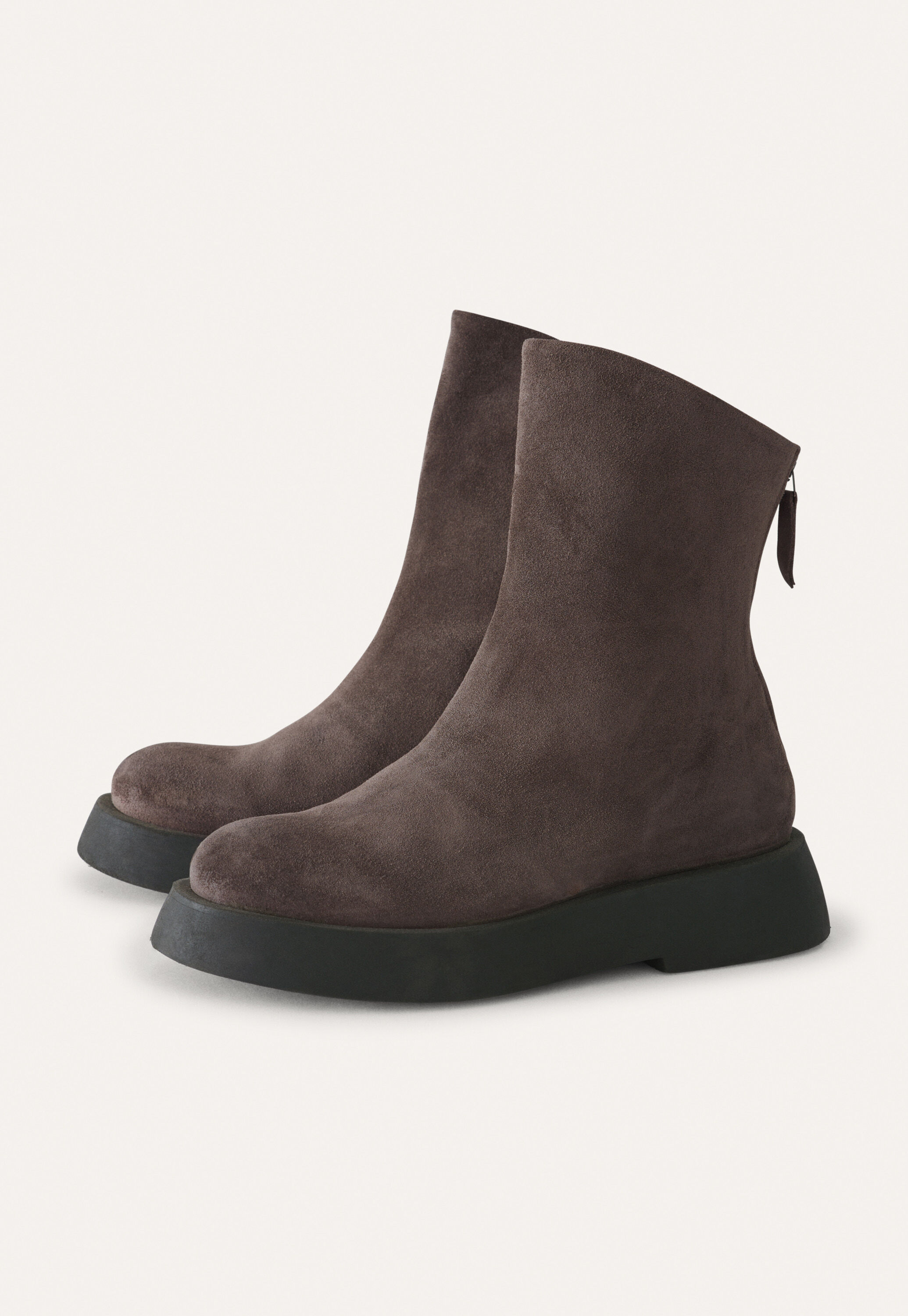 Stiefel mit r&uuml;ckw&auml;rtigem Rei&szlig;verschluss