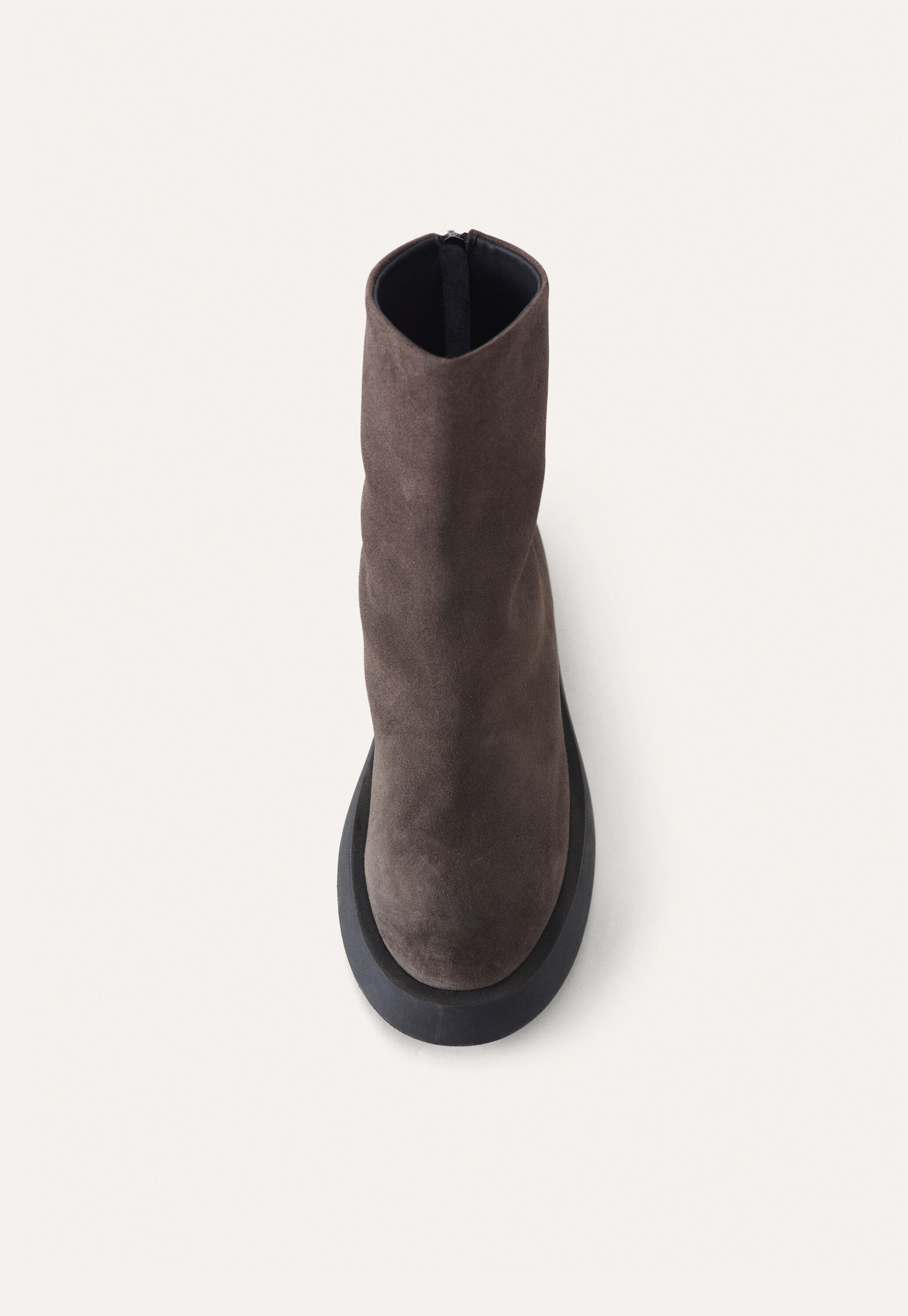 Stiefel mit r&uuml;ckw&auml;rtigem Rei&szlig;verschluss