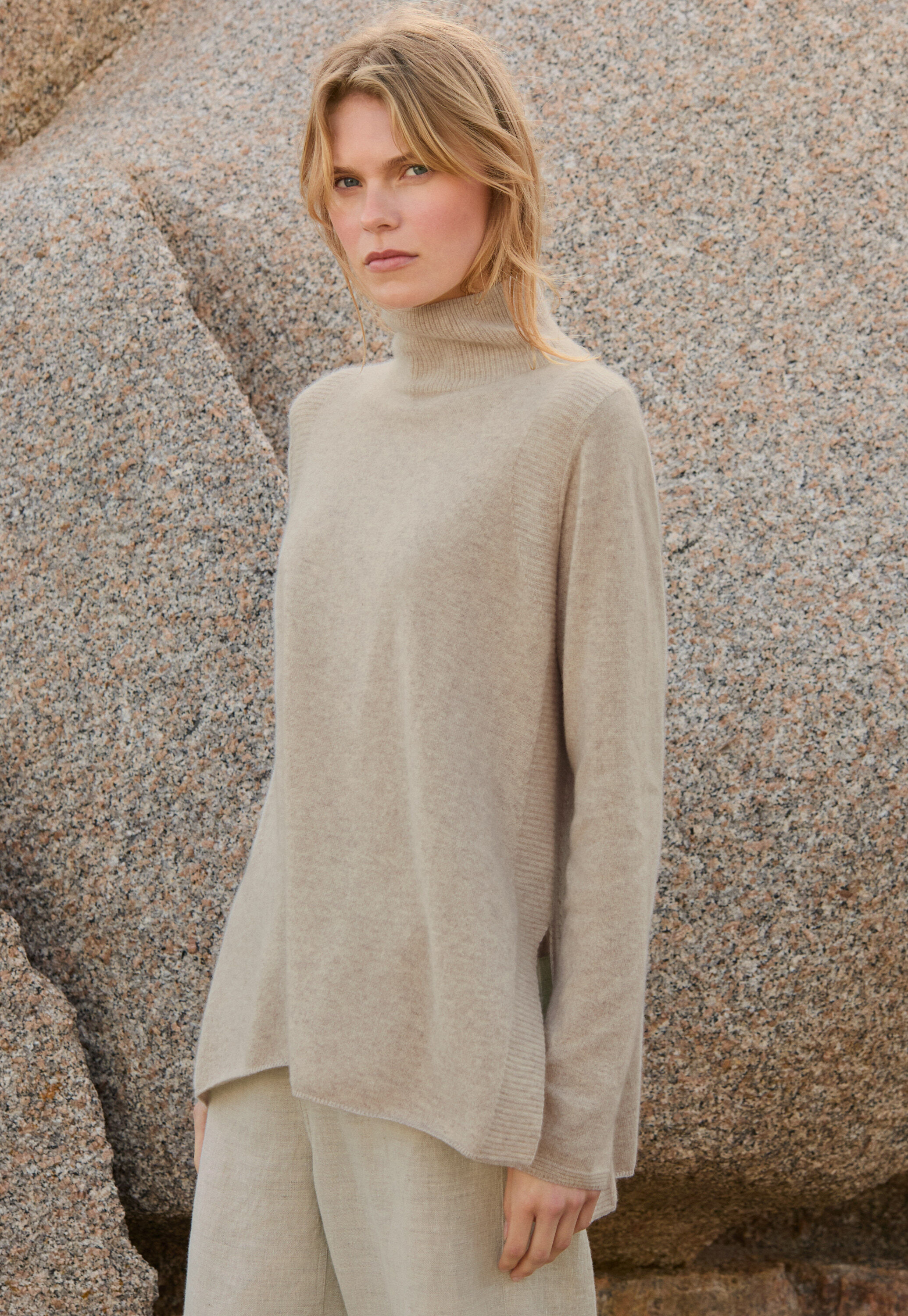 Pullover mit Trichterkragen, Ecru/Rehbraun, large