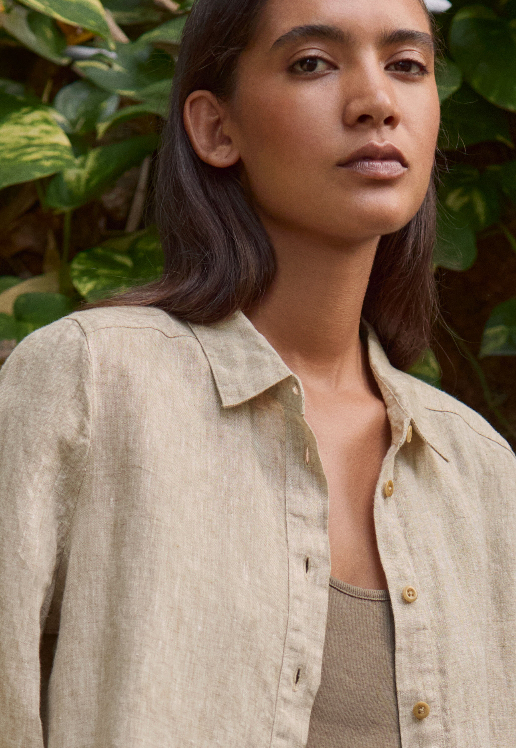 Bluse mit tiefen Seitenschlitzen