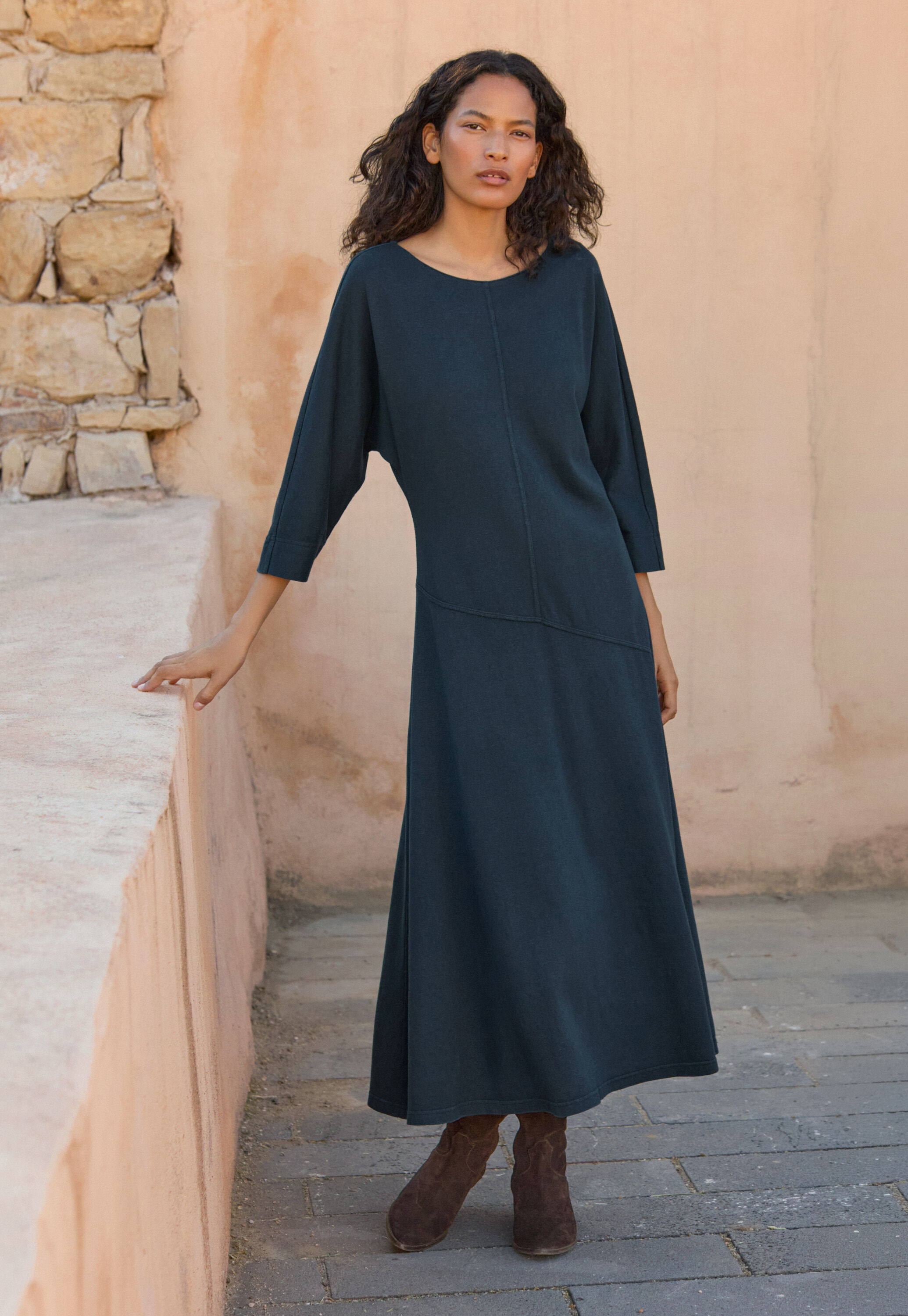 Im Schr&auml;gschnitt gearbeitetes Jersey-Kleid
