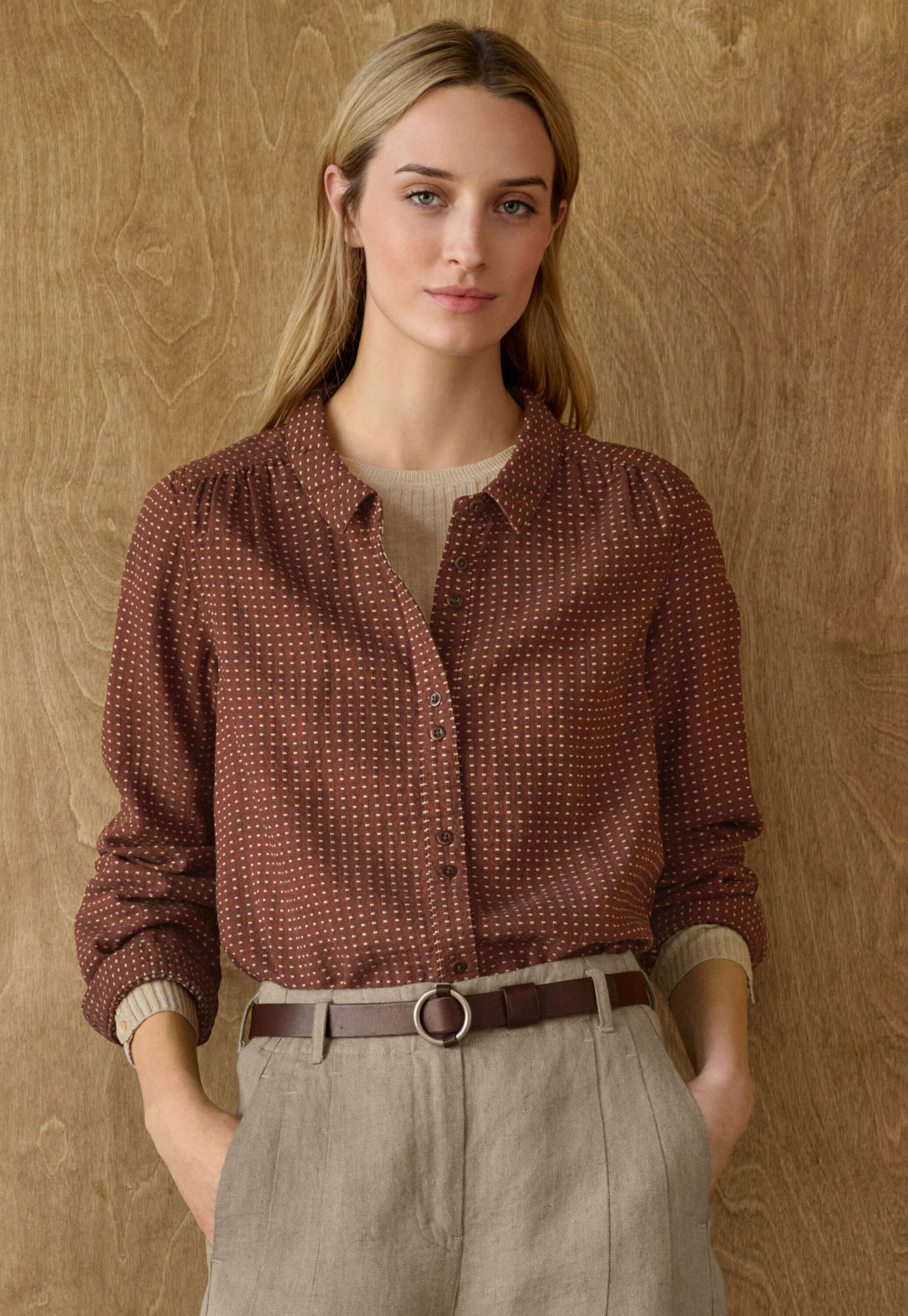 Bluse mit eingewebten Punkten