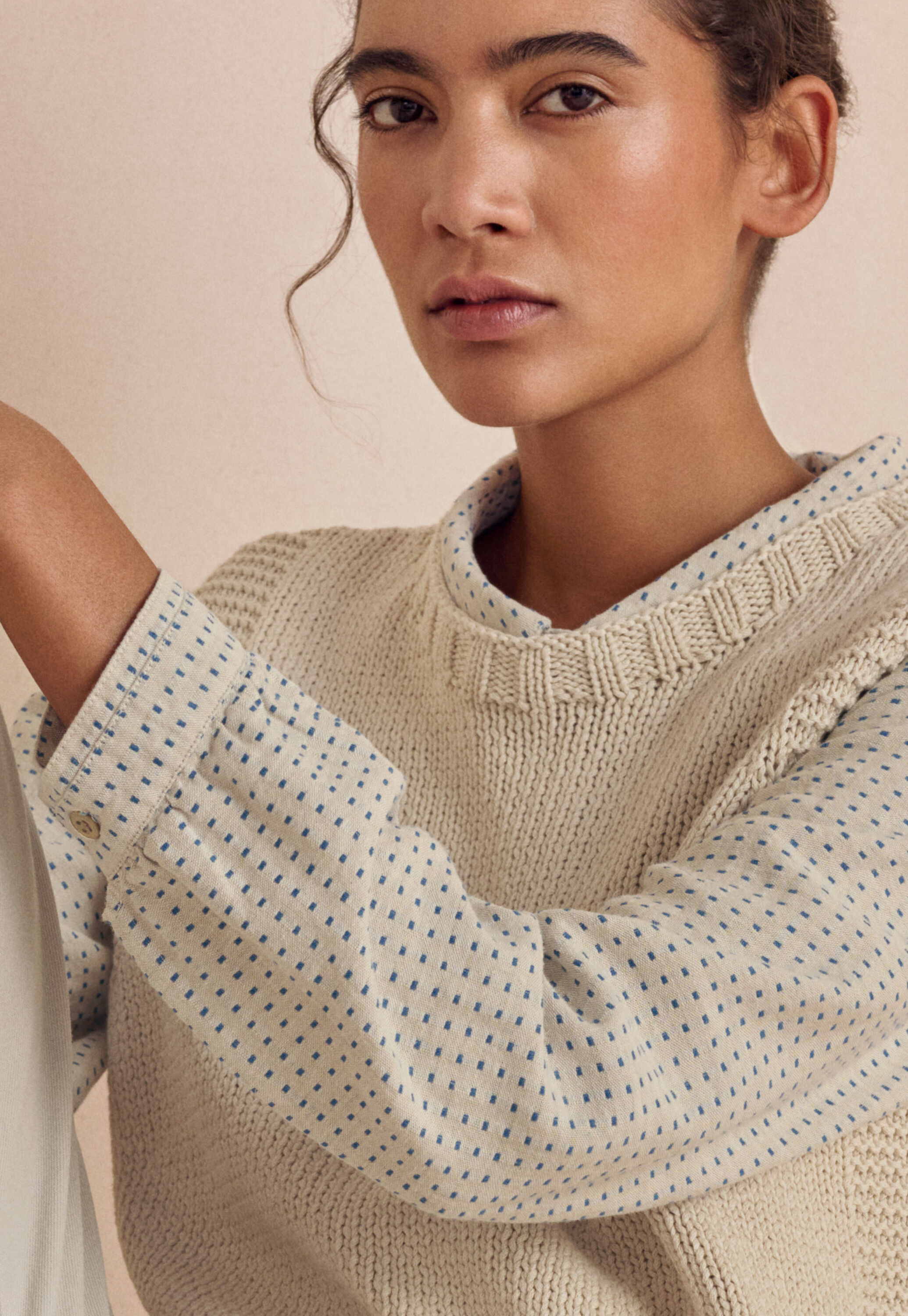 Bluse mit eingewebten Punkten