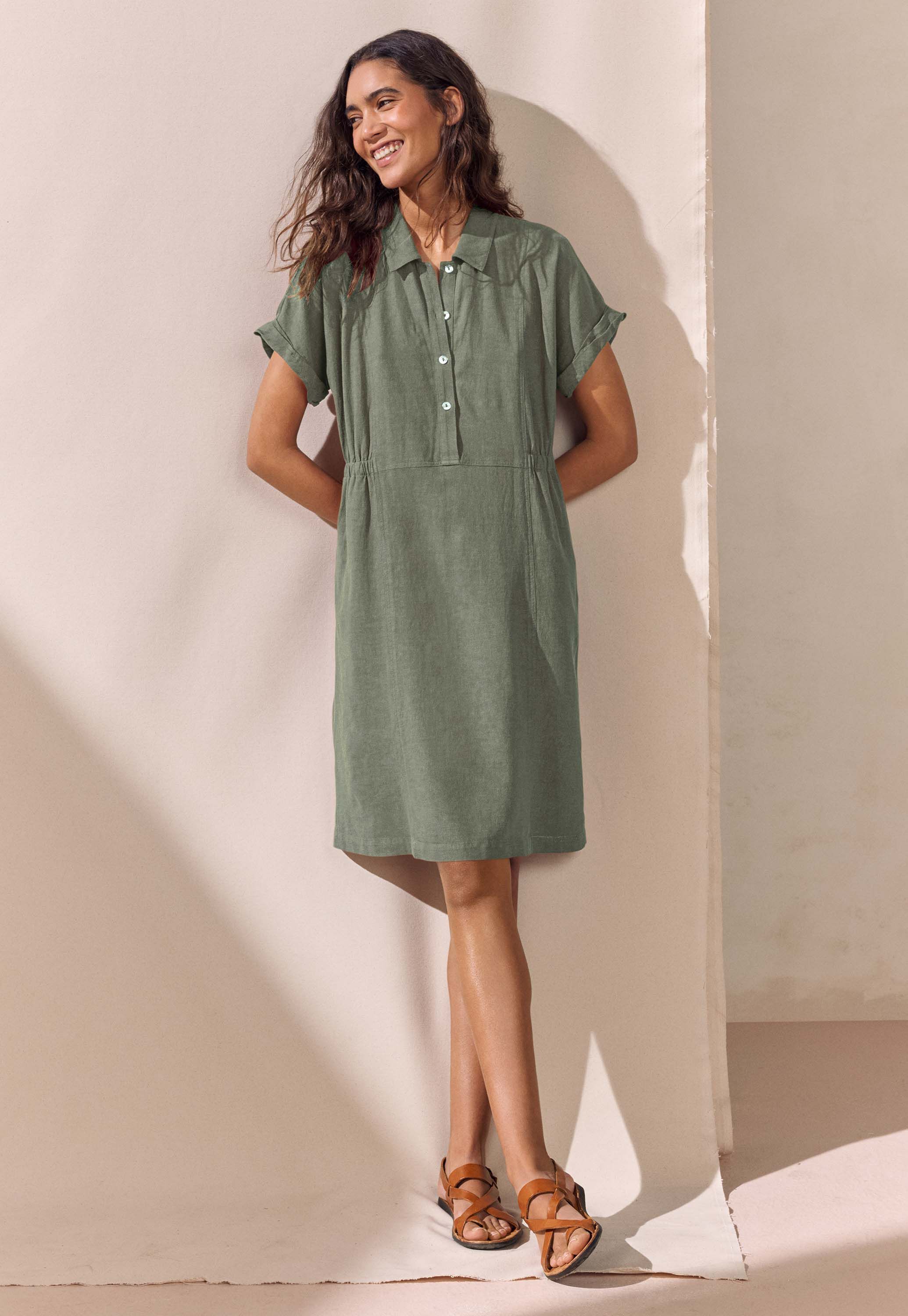 Kurzes Kleid mit Kragen