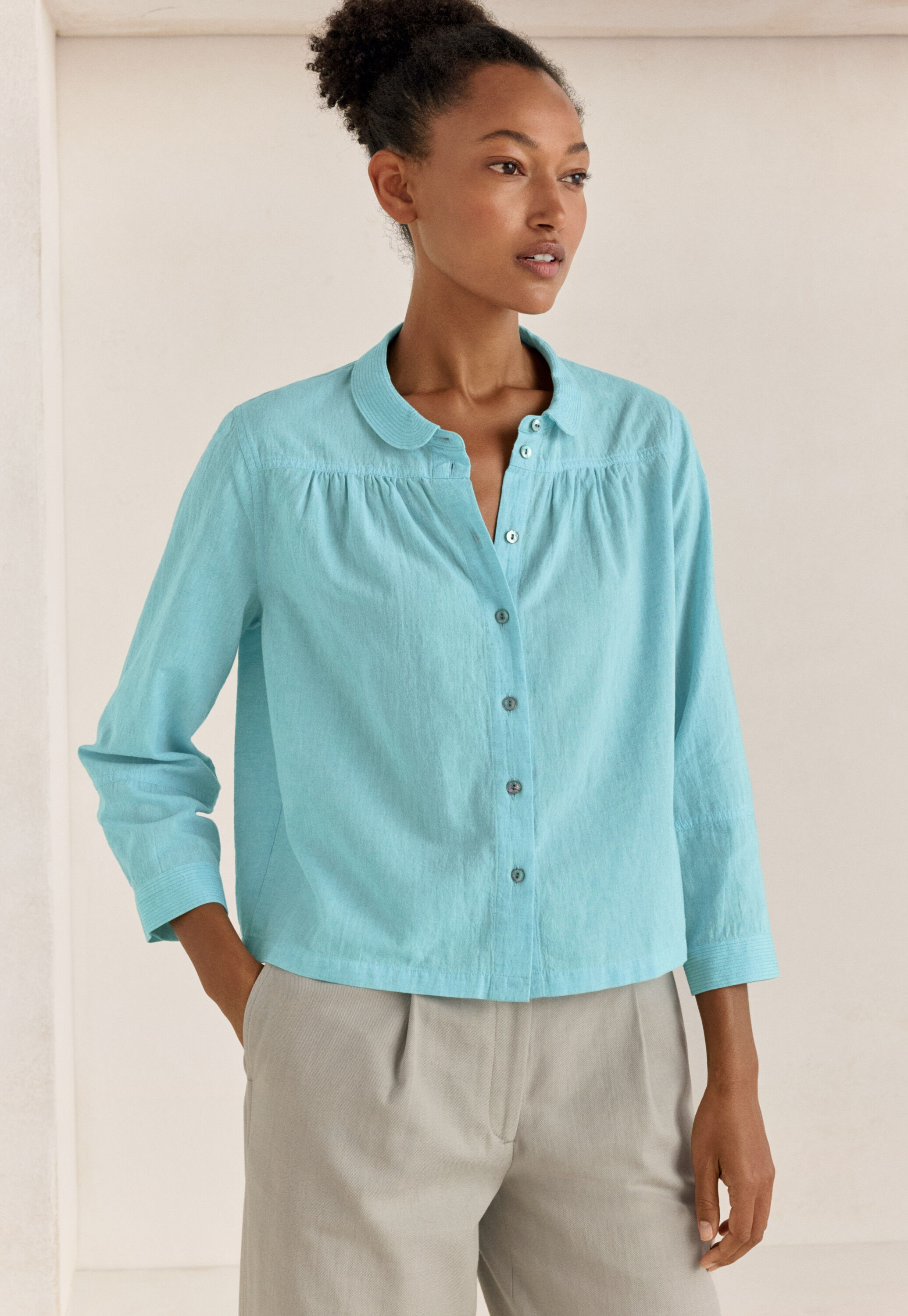 Bluse mit rundem Kragen
