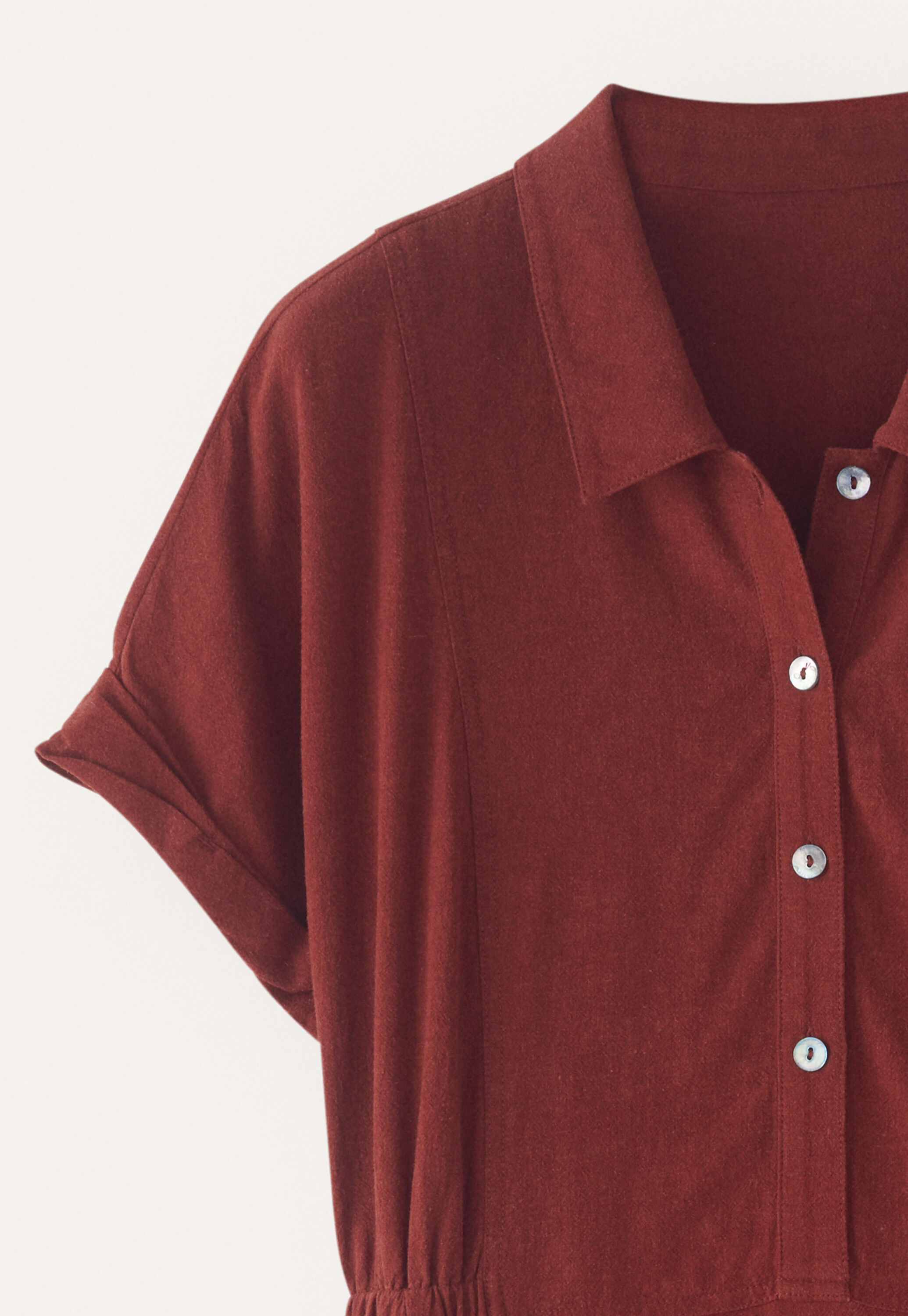 Kurzes Kleid mit Kragen