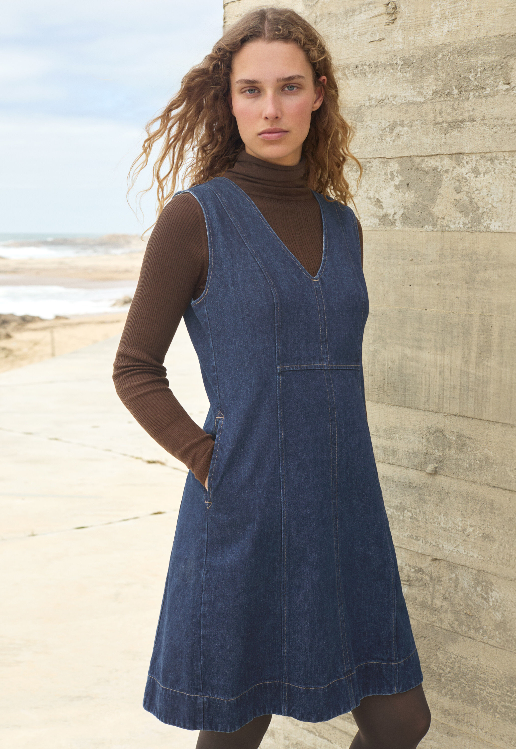 Indigo-gef&auml;rbtes Kleid mit Eins&auml;tzen