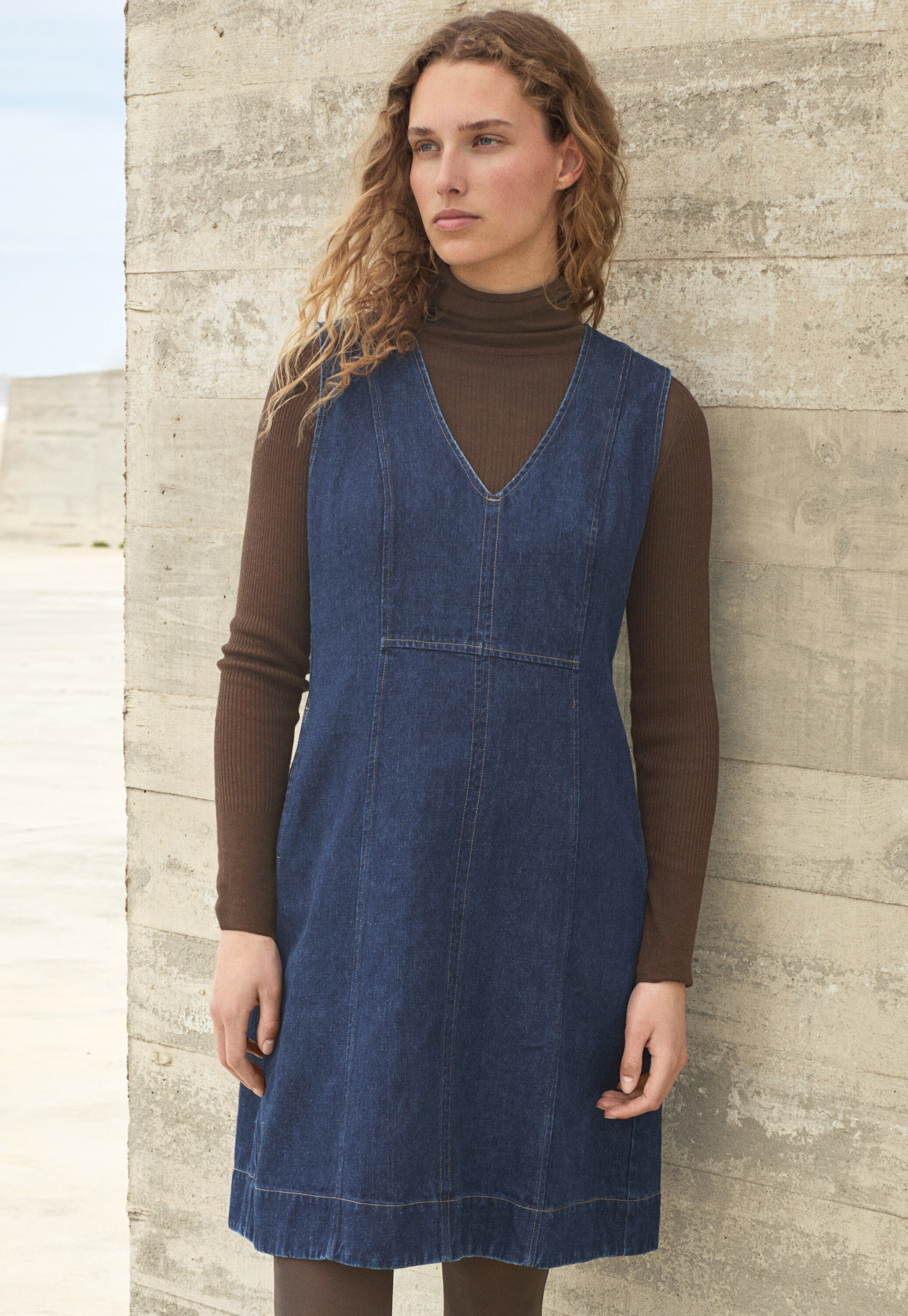Indigo-gef&auml;rbtes Kleid mit Eins&auml;tzen