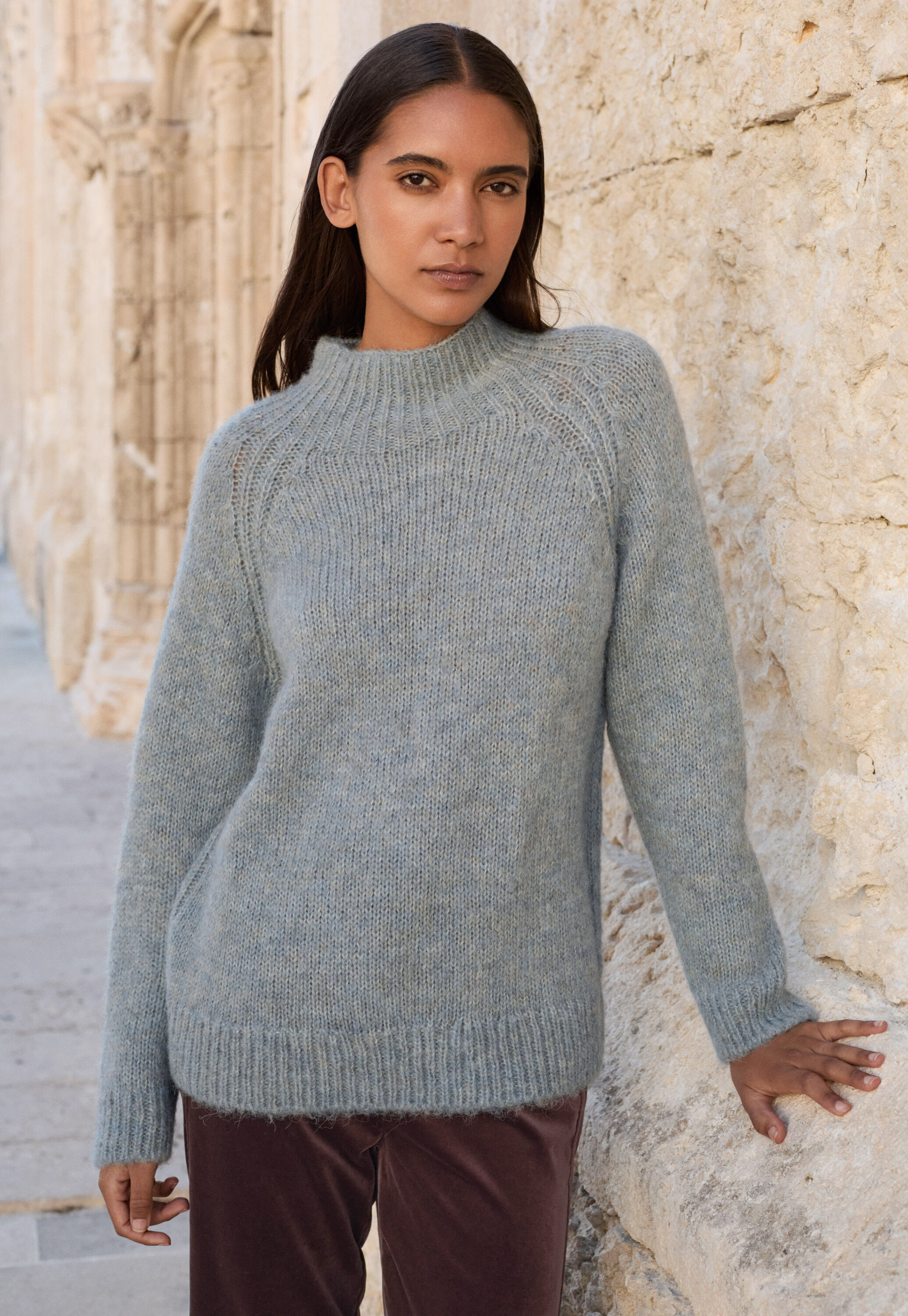 Raglanpullover mit Trichterkragen