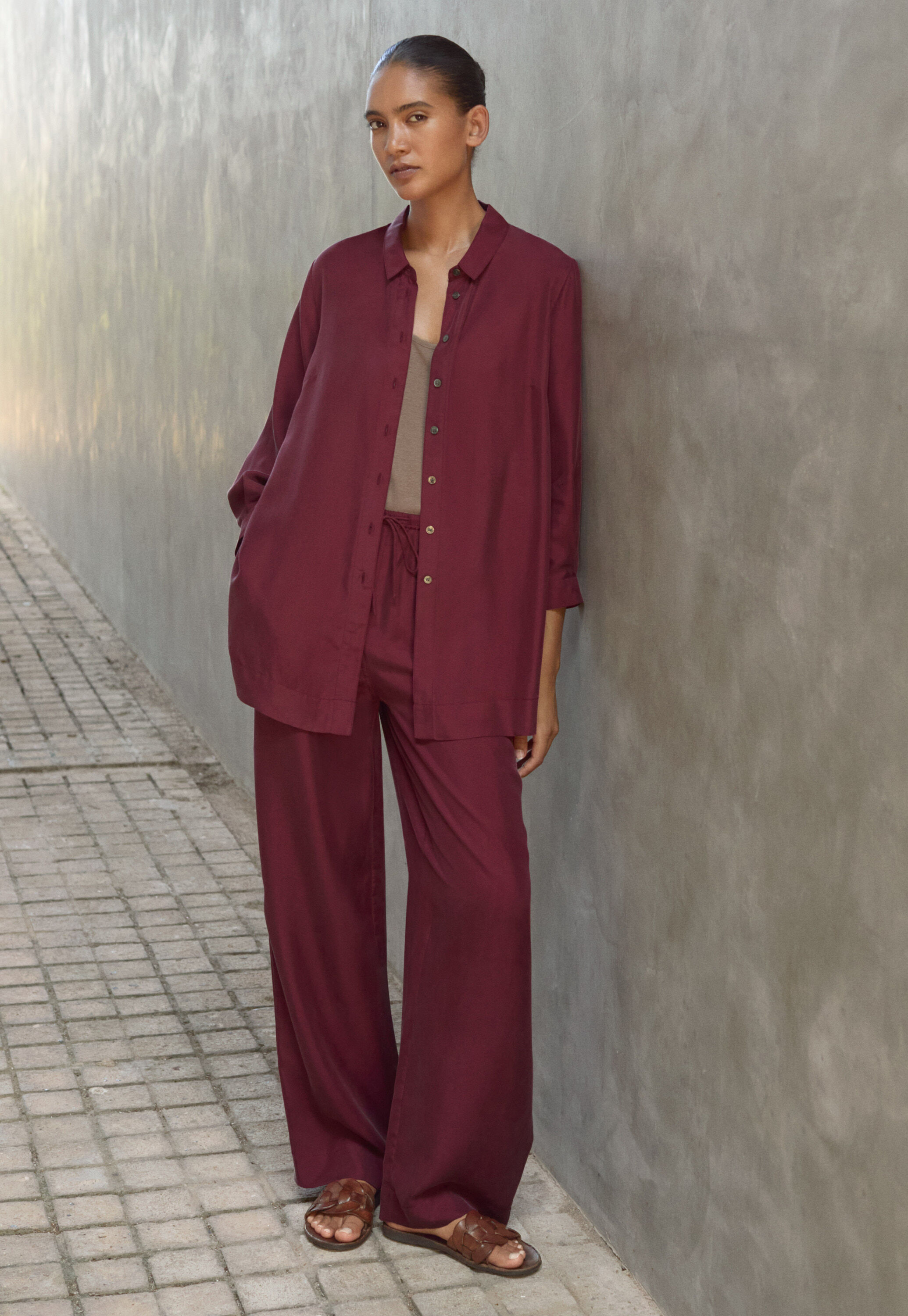 Bluse mit tiefen Seitenschlitzen