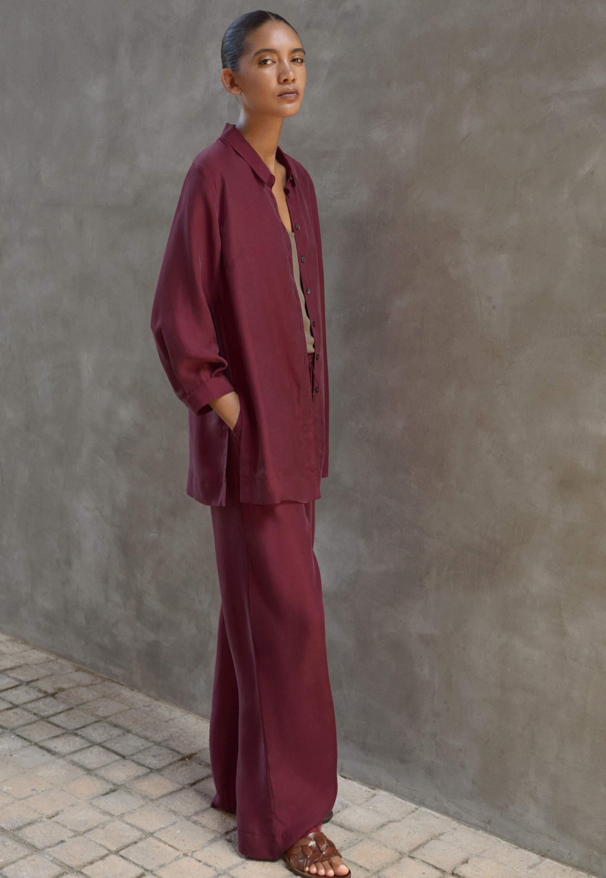 Bluse mit tiefen Seitenschlitzen