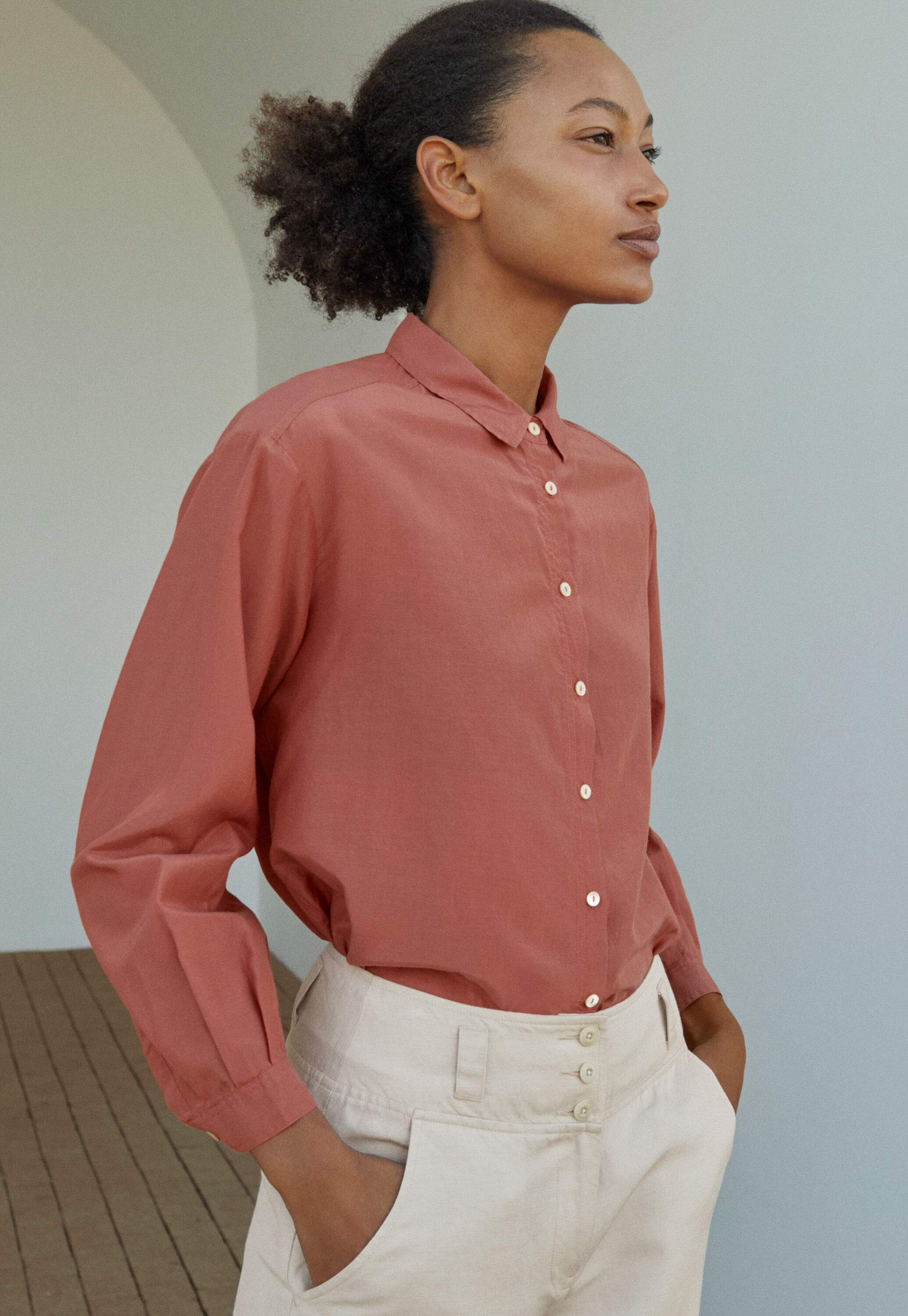 Bluse mit &uuml;berschnittenen Schultern