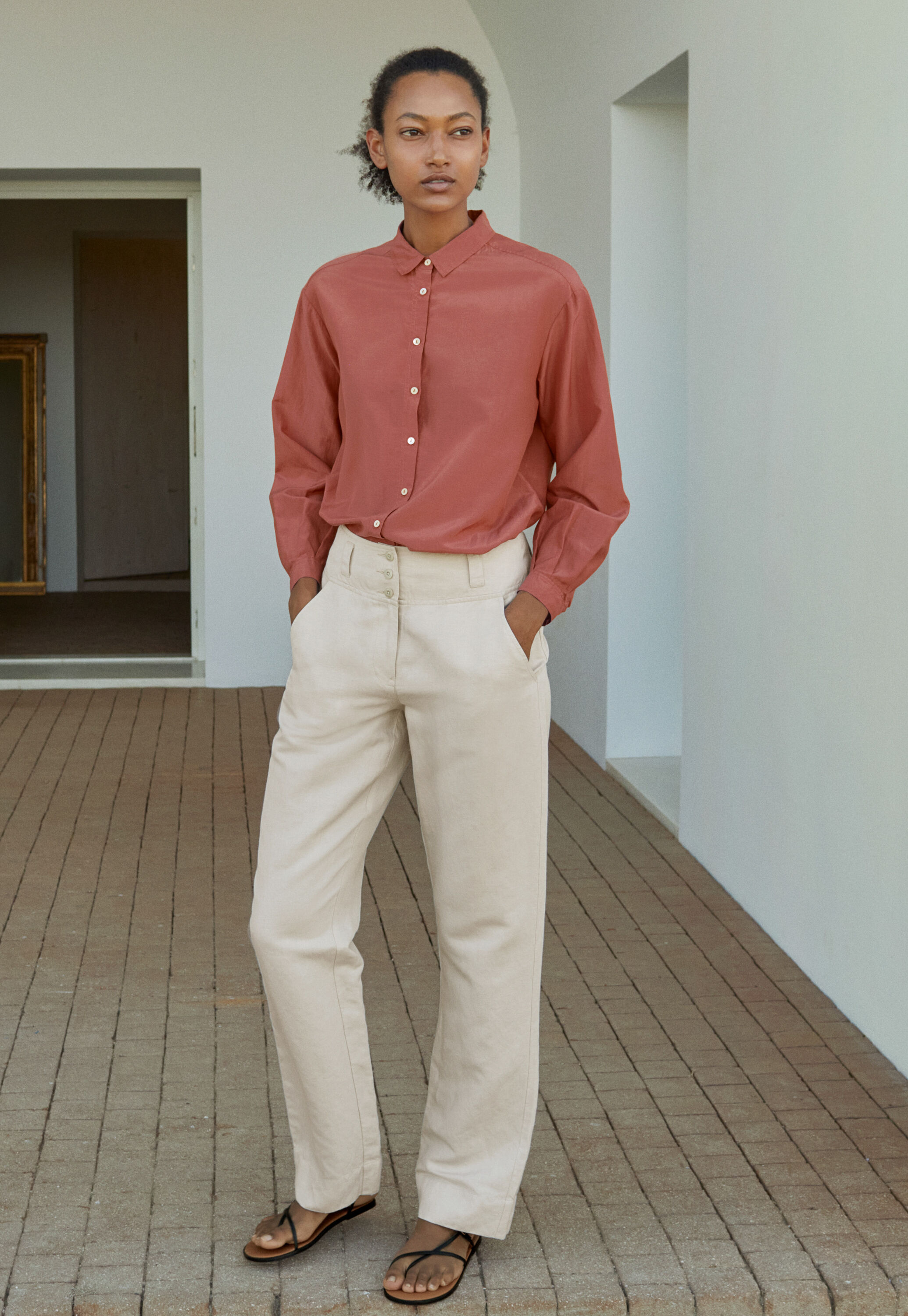 Bluse mit &uuml;berschnittenen Schultern
