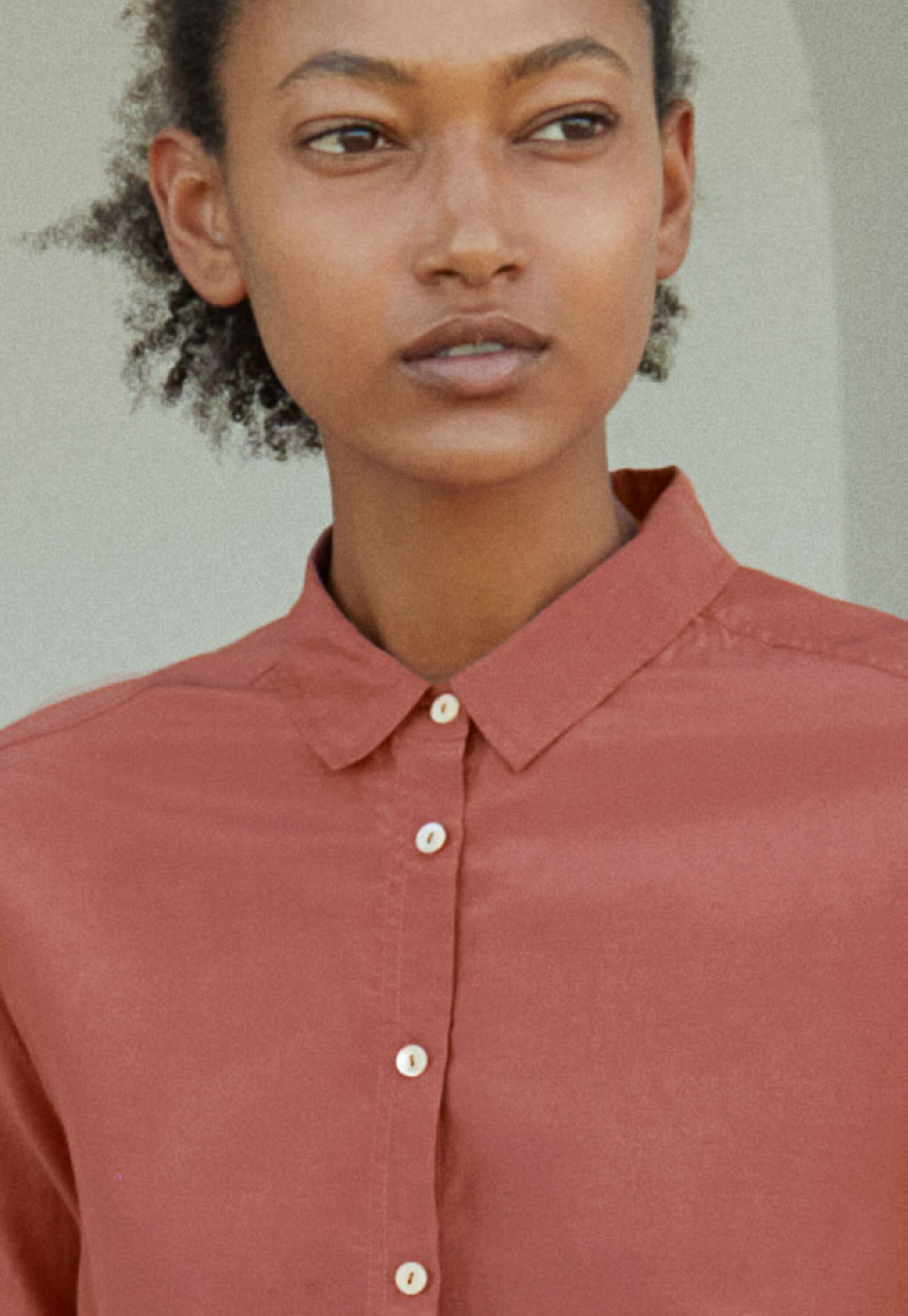 Bluse mit &uuml;berschnittenen Schultern