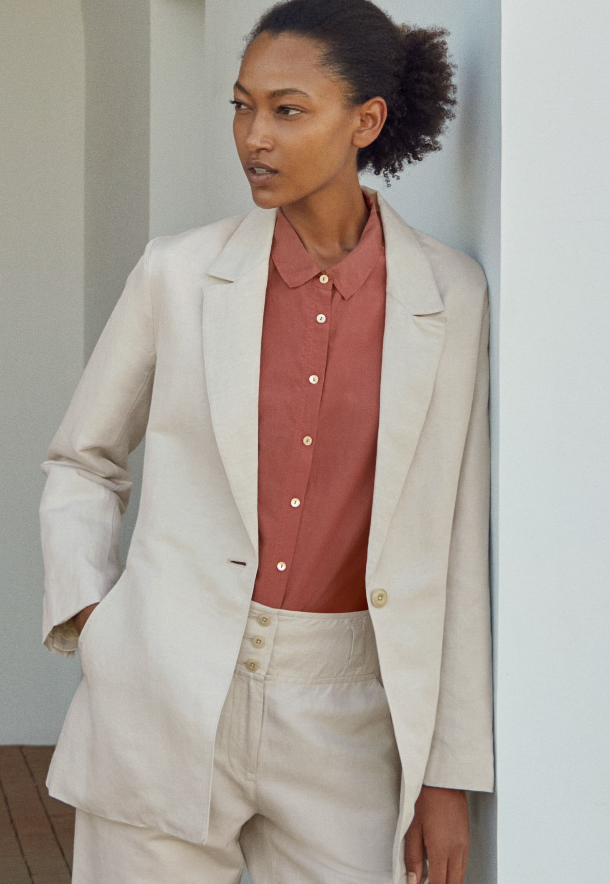 Bluse mit &uuml;berschnittenen Schultern