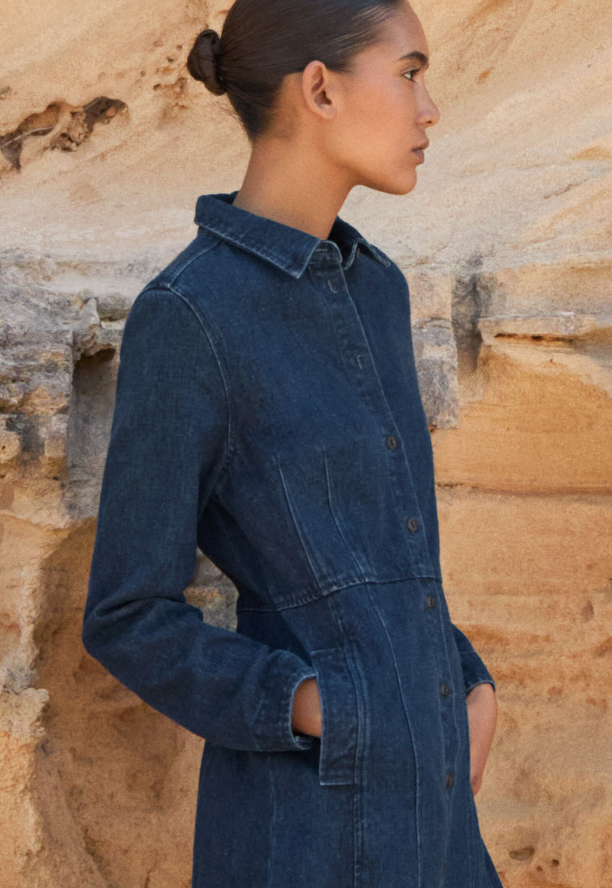 Indigo-gef&auml;rbtes Kleid mit Eins&auml;tzen