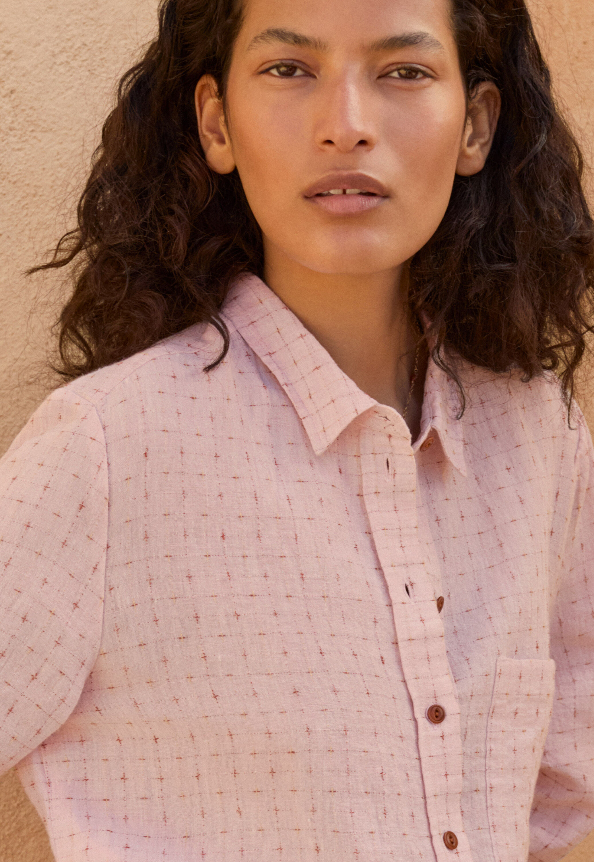Bluse mit eingewebtem Kreuzmuster