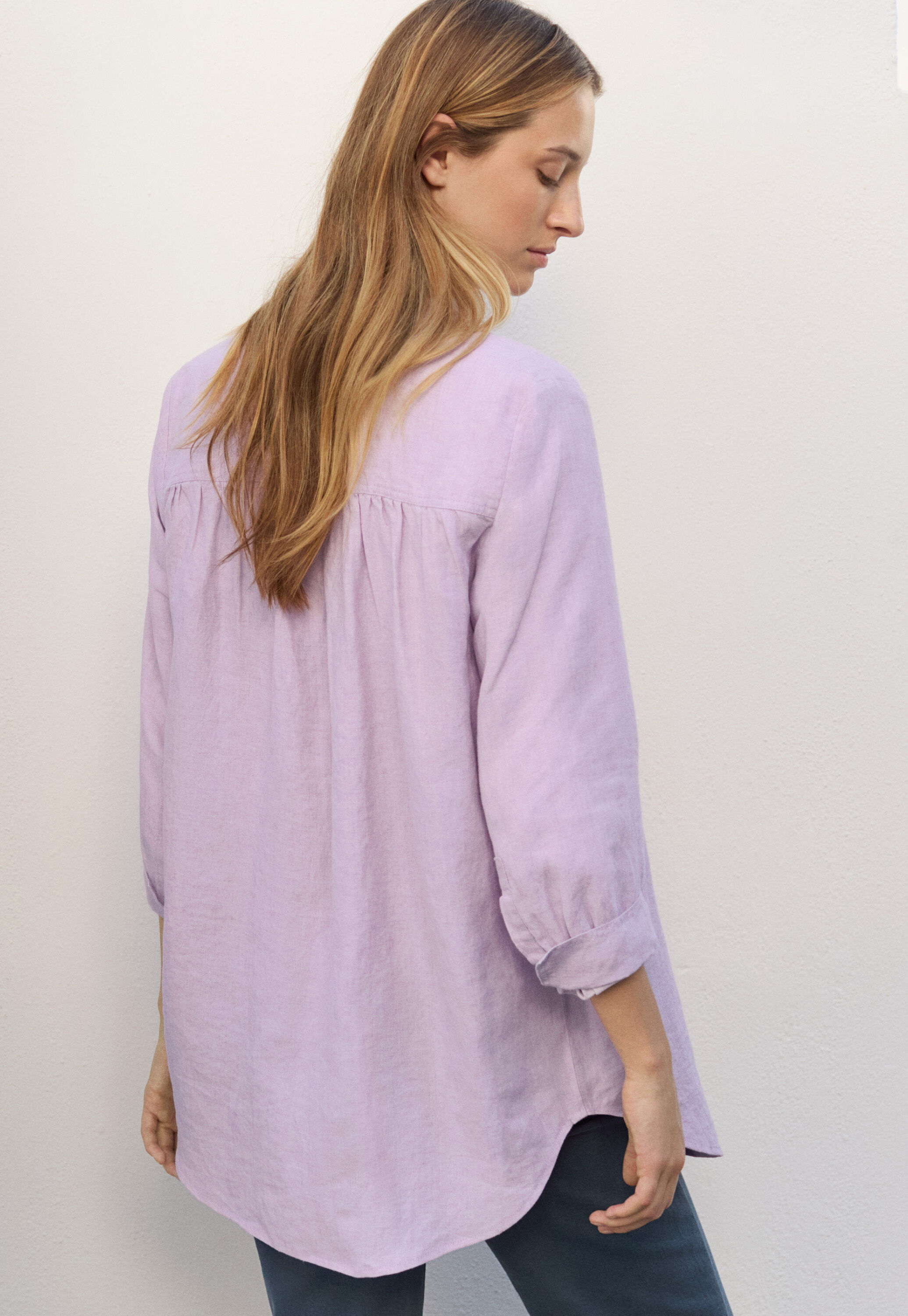 Lange Bluse mit geschwungenem Saum