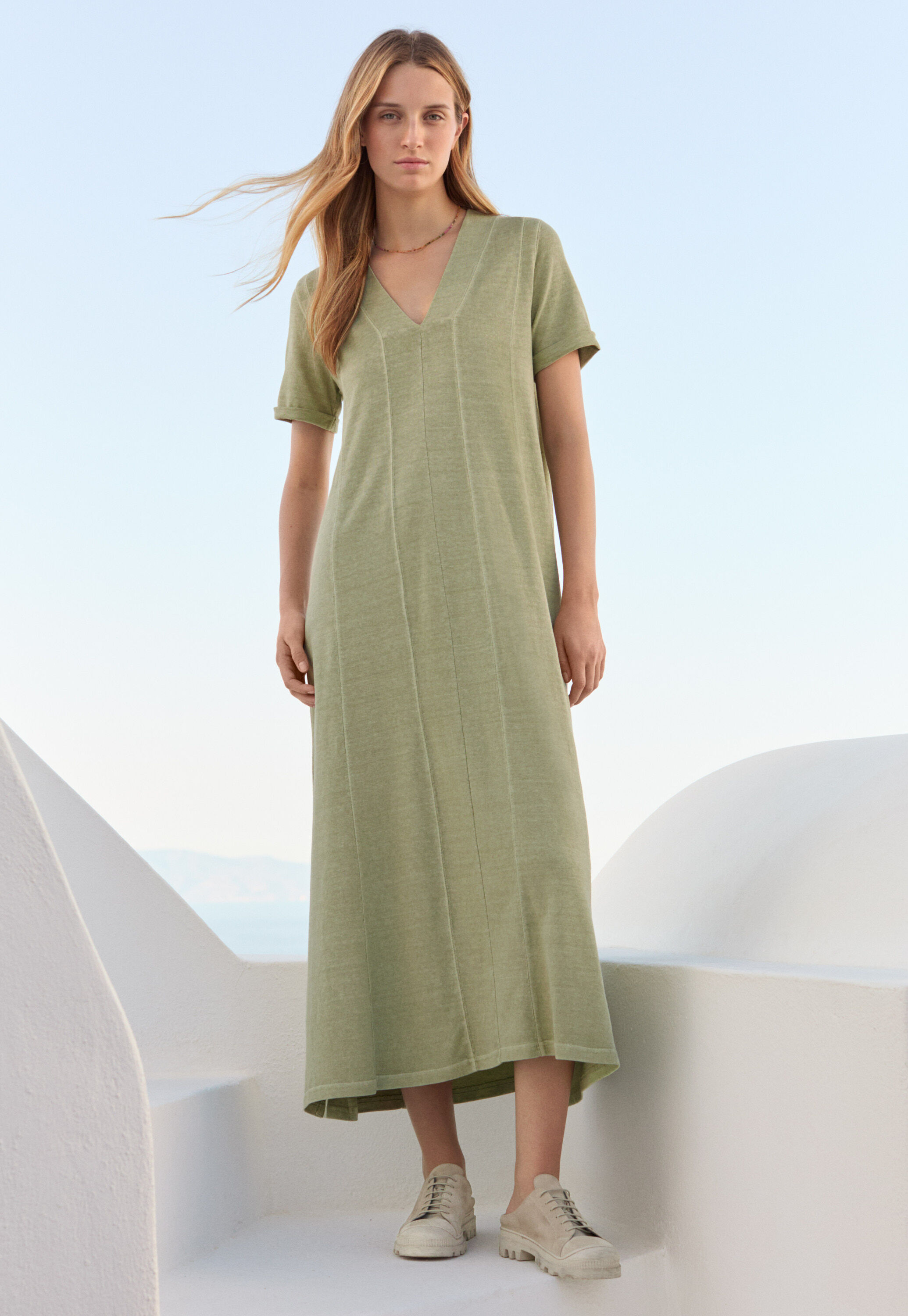 Kleid mit V-Ausschnitt und Eins&auml;tzen