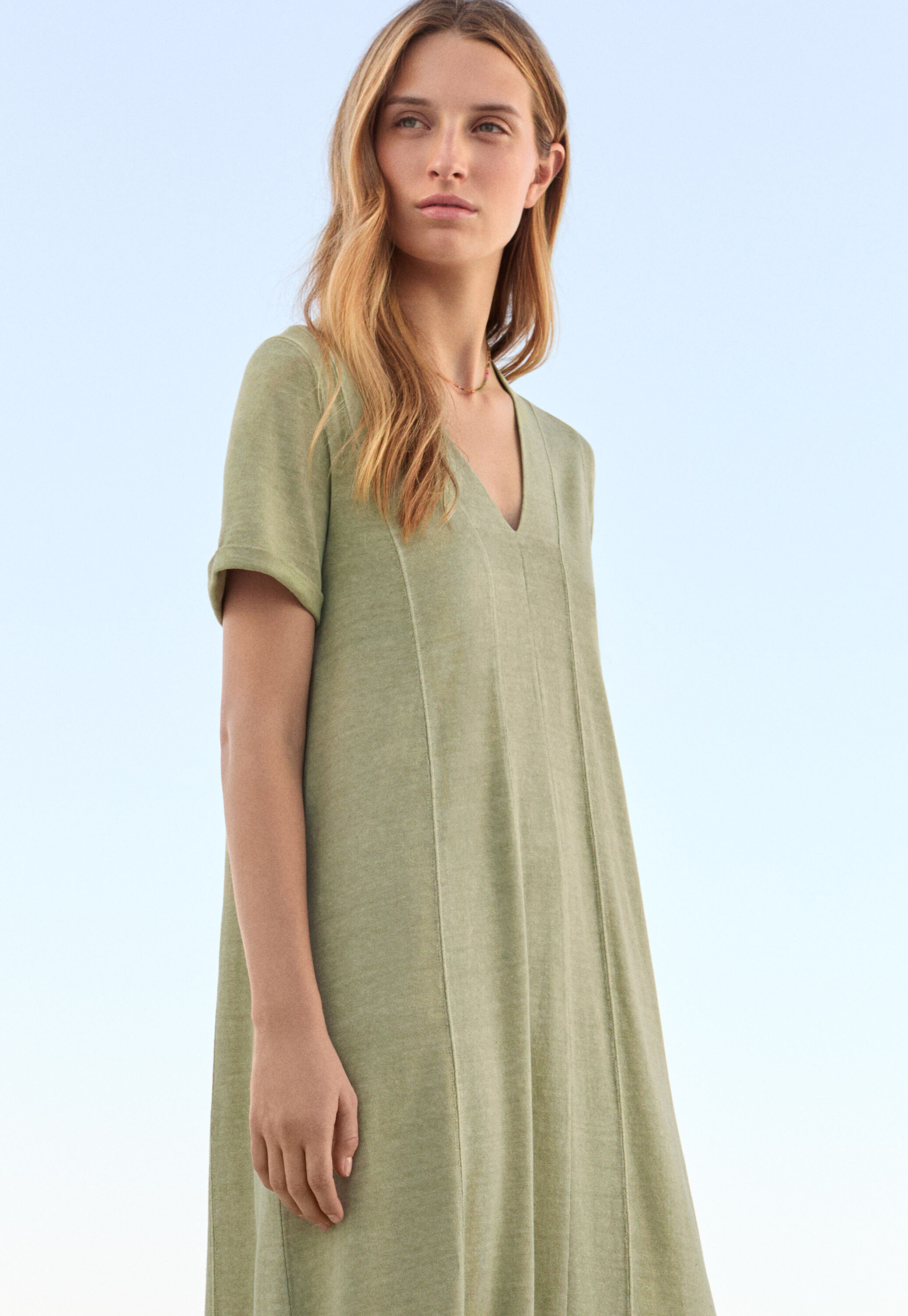 Kleid mit V-Ausschnitt und Eins&auml;tzen