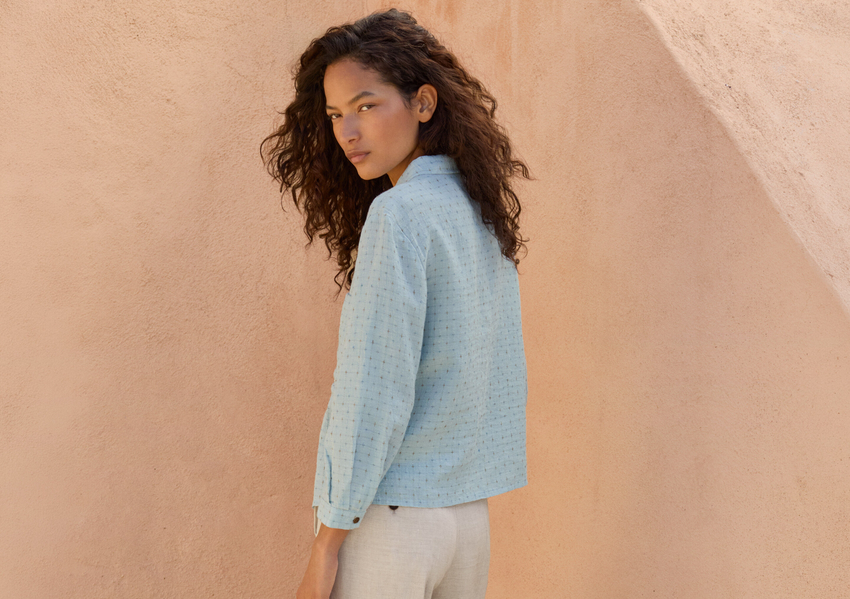 Bluse mit eingewebtem Kreuzmuster
