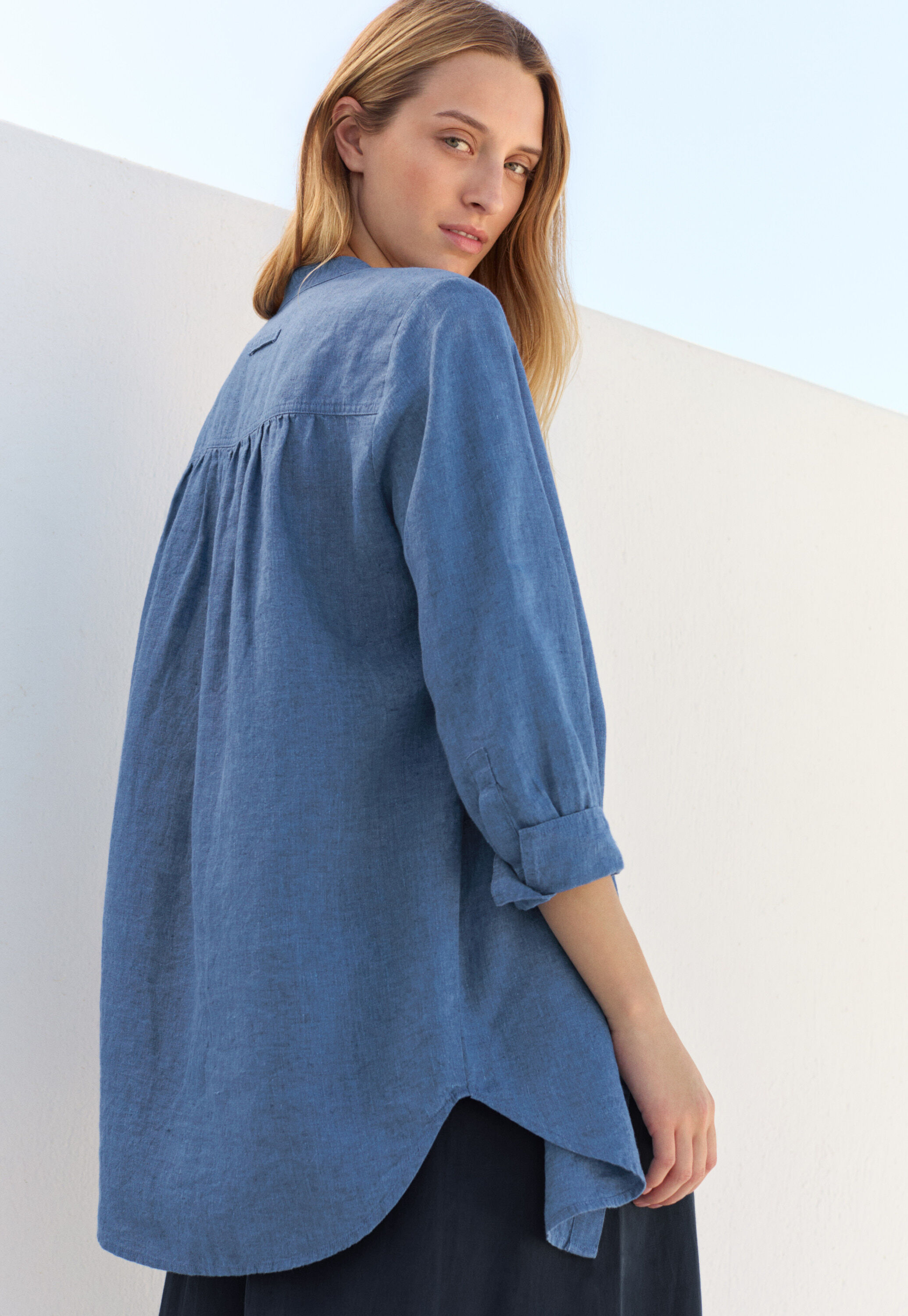 Lange Bluse mit geschwungenem Saum