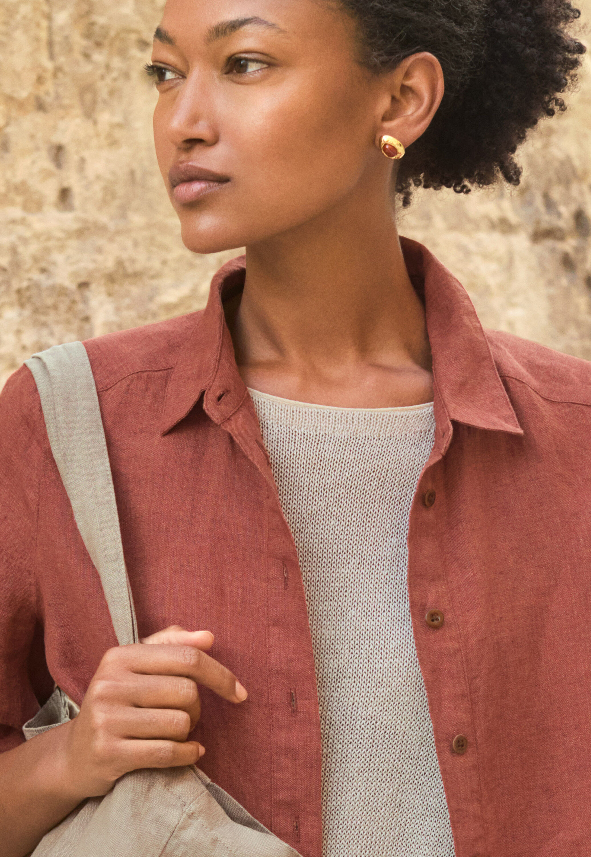 Bluse mit tiefen Seitenschlitzen