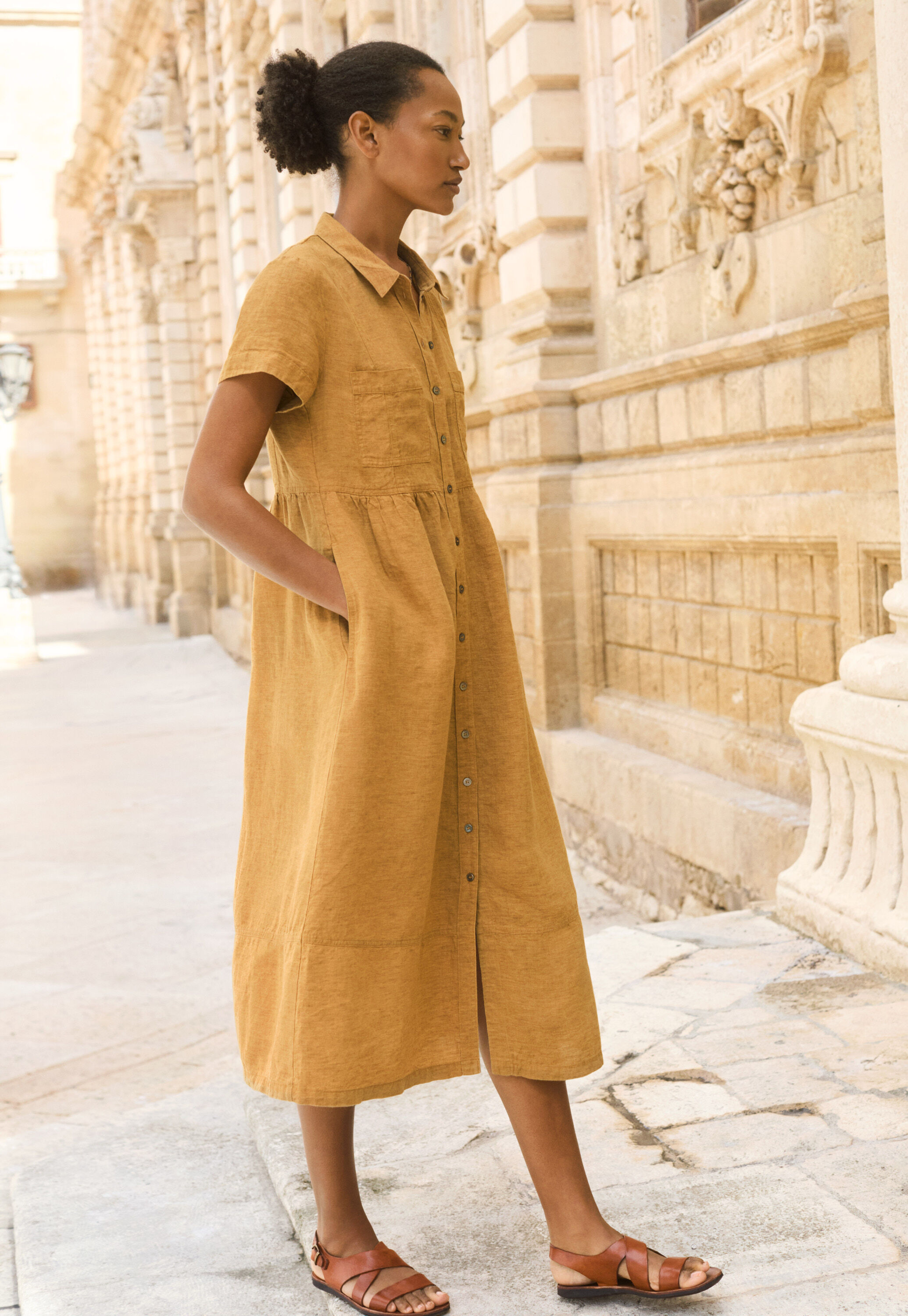 Kleid mit geraffter Taille