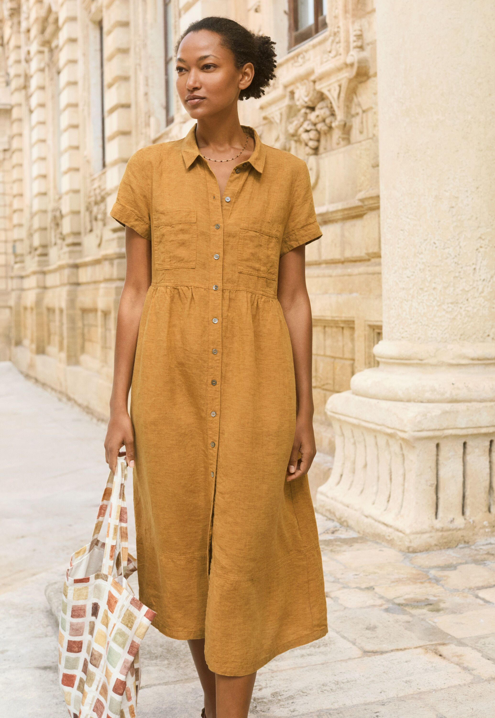 Kleid mit geraffter Taille