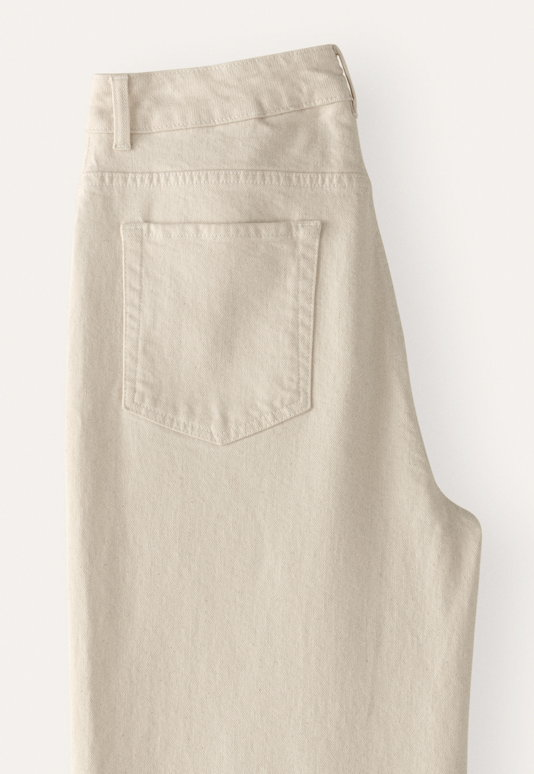 K&uuml;rzer geschnittene Jeans mit weitem Bein