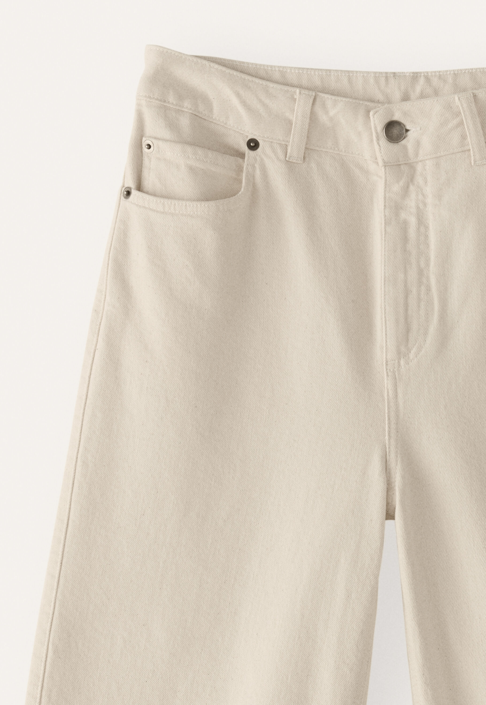 K&uuml;rzer geschnittene Jeans mit weitem Bein