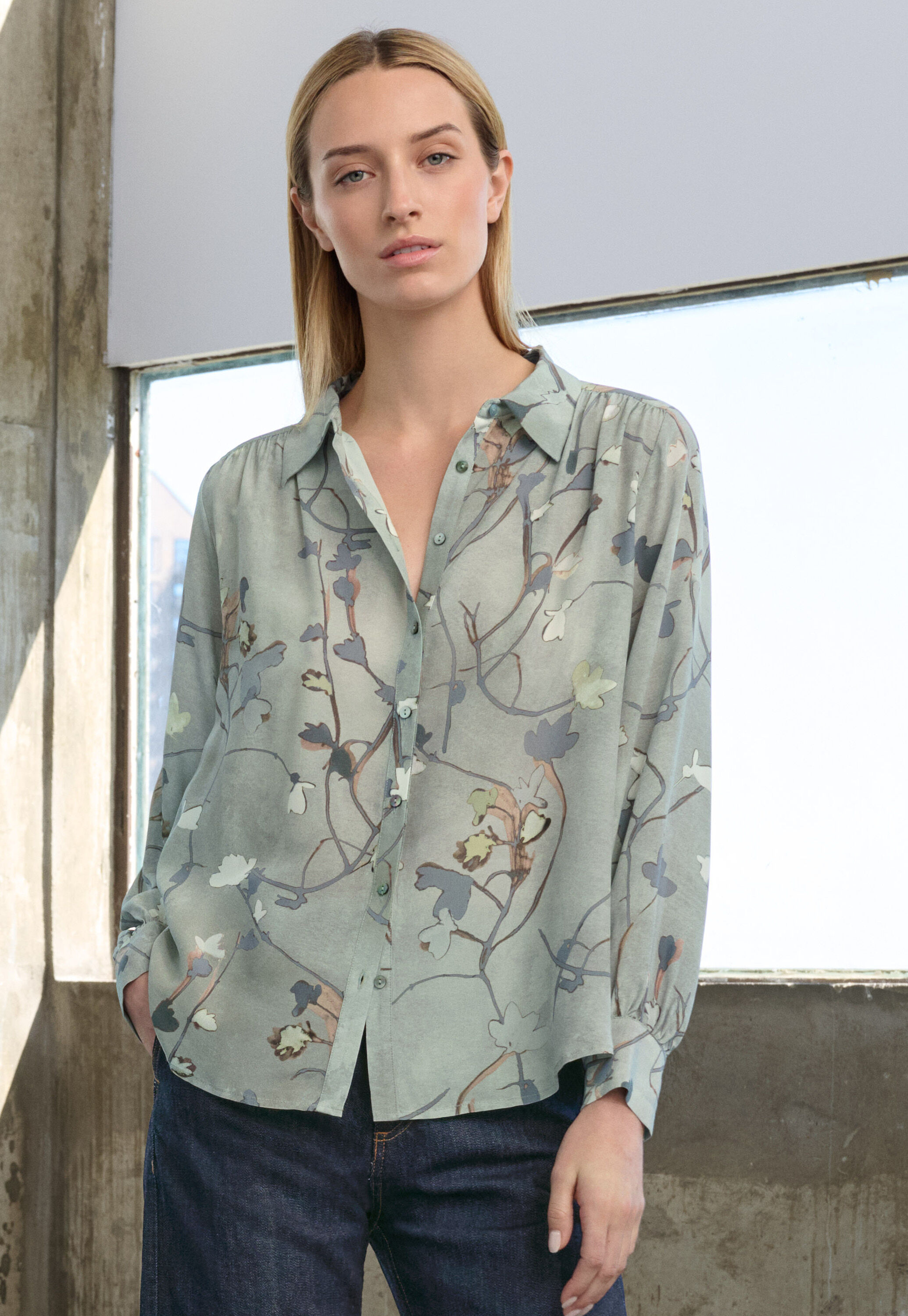 Bluse mit aufgesetzter Tasche