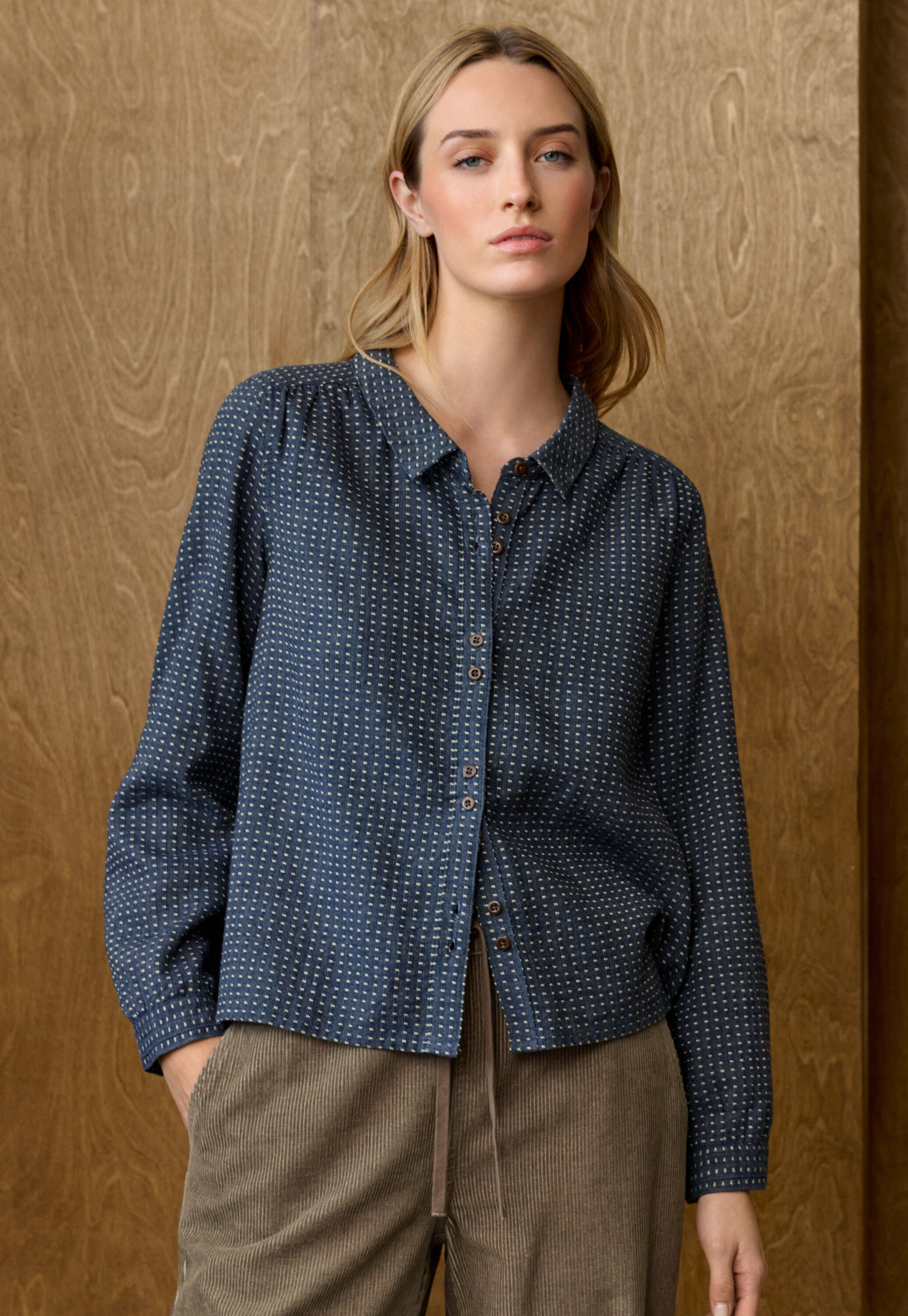 Bluse mit eingewebten Punkten
