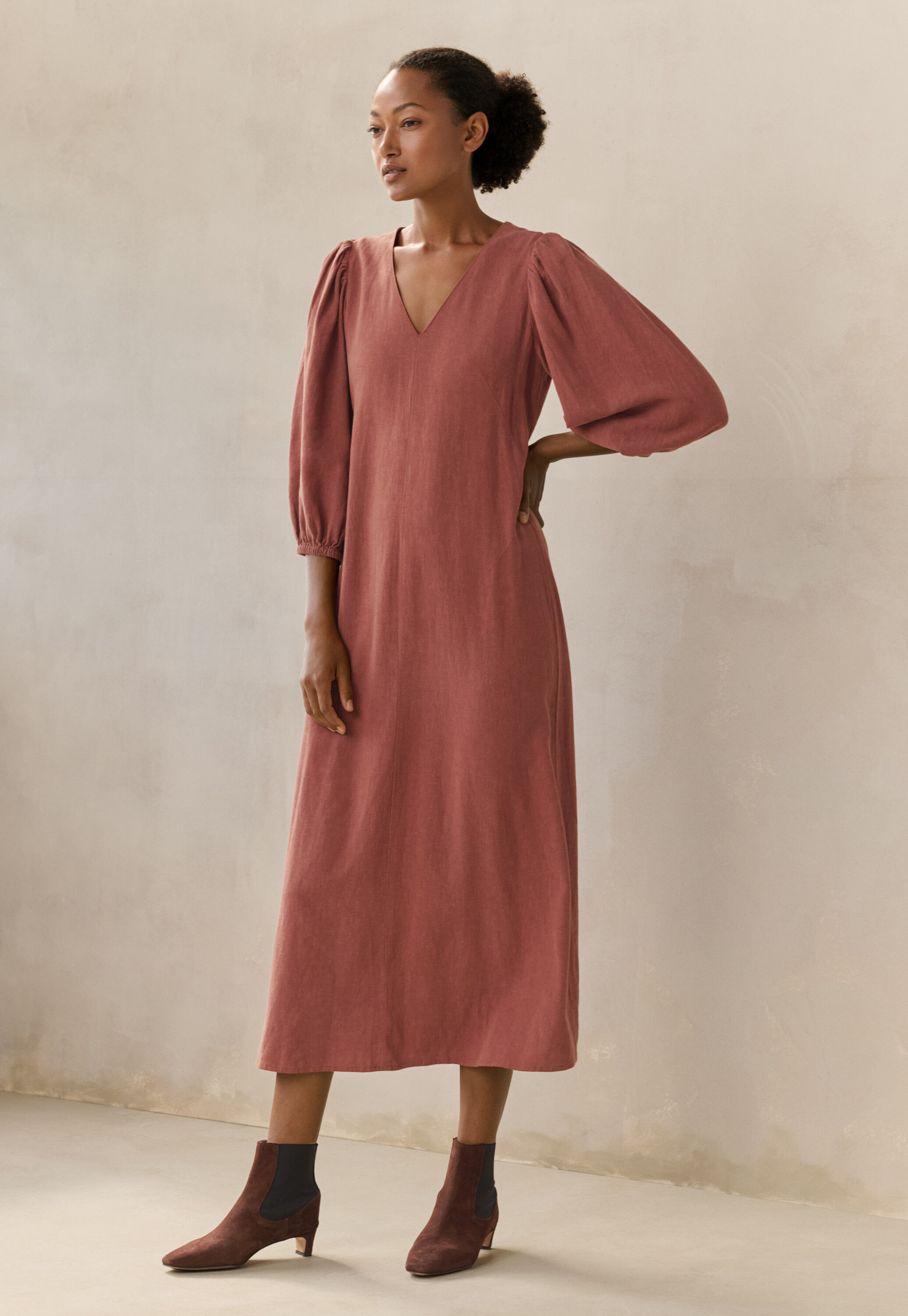 Langes Kleid mit V-Ausschnitt