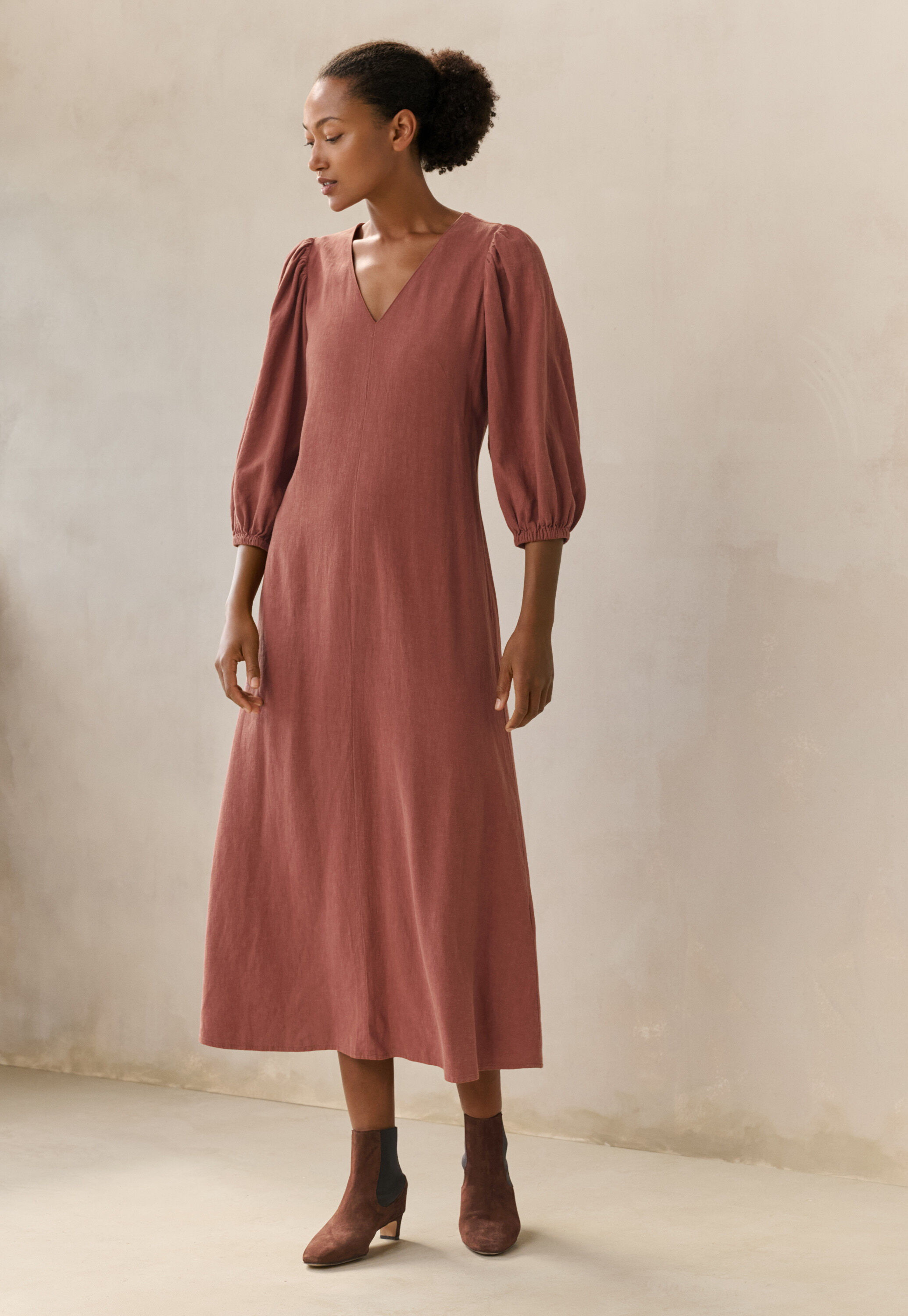 Langes Kleid mit V-Ausschnitt, Rouge, large