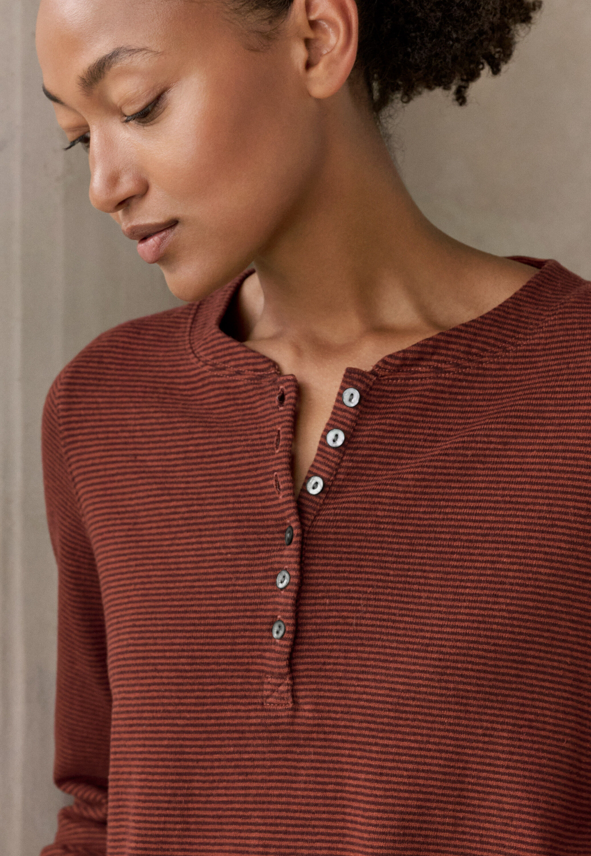 Gestreiftes Henley-Top