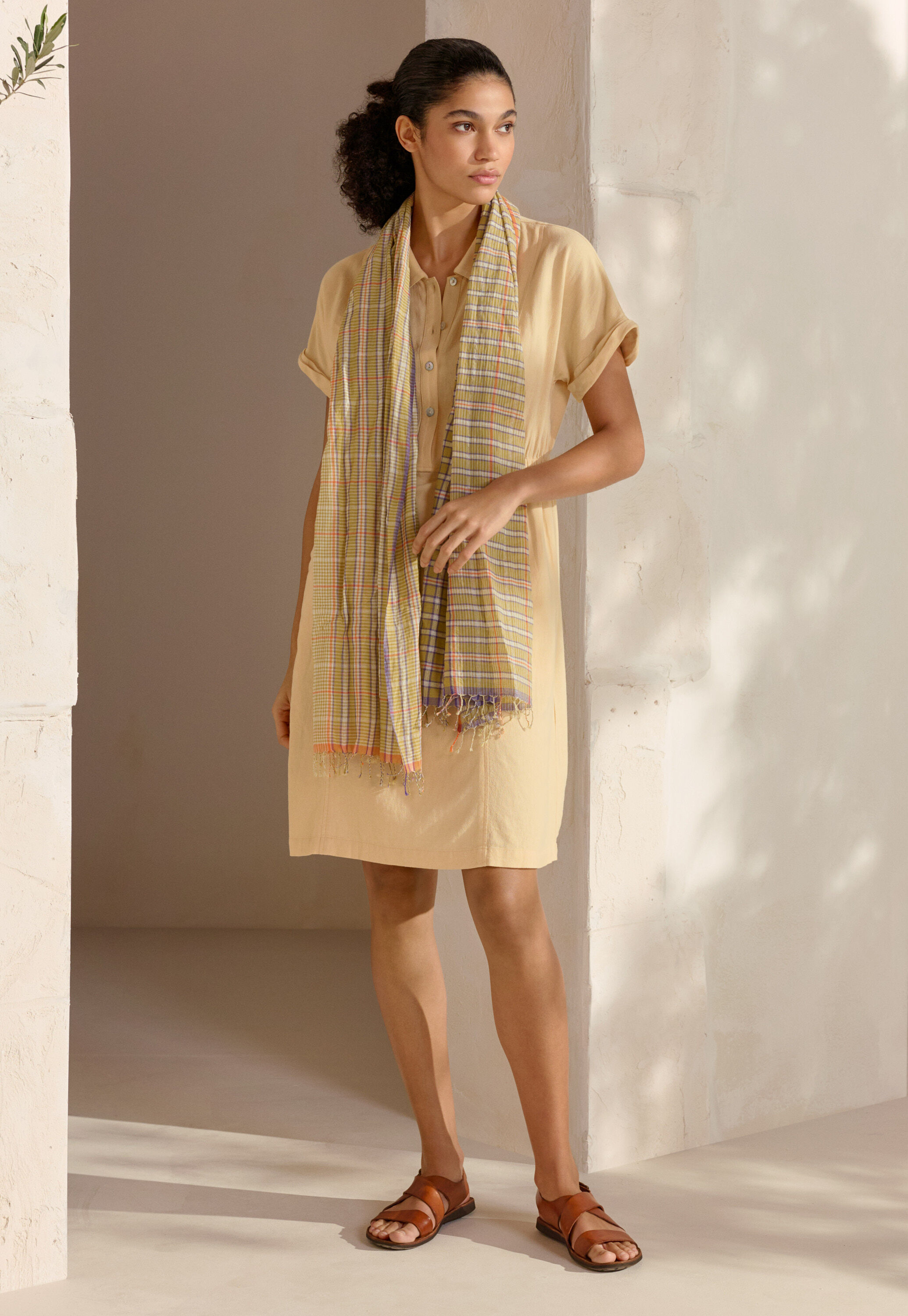 Kurzes Kleid mit Kragen