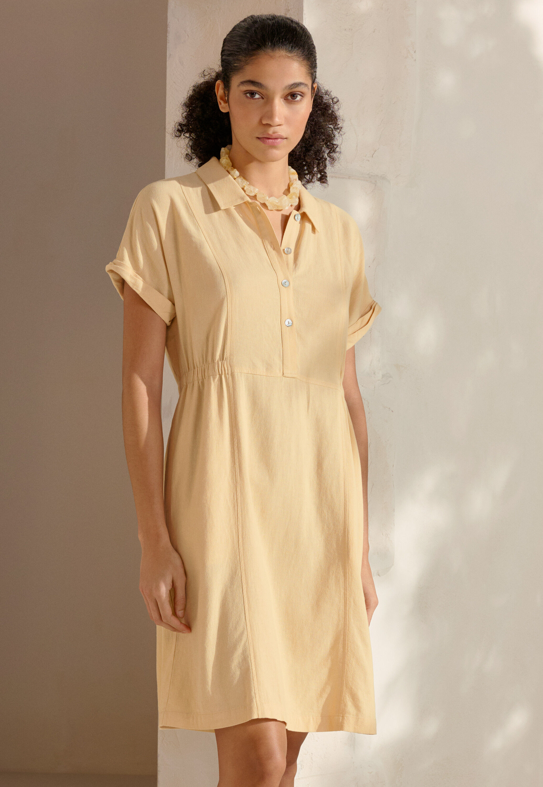 Kurzes Kleid mit Kragen