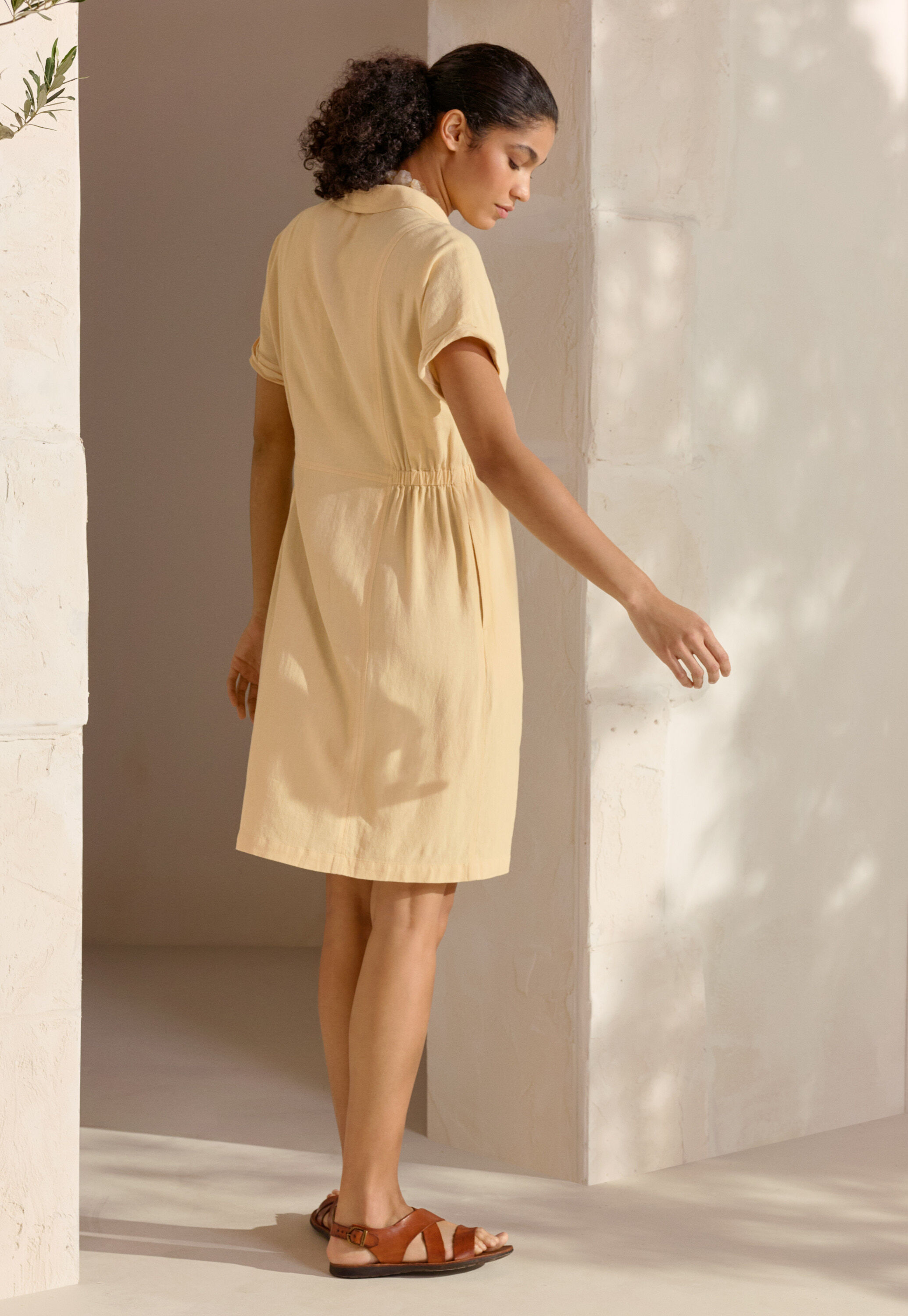 Kurzes Kleid mit Kragen