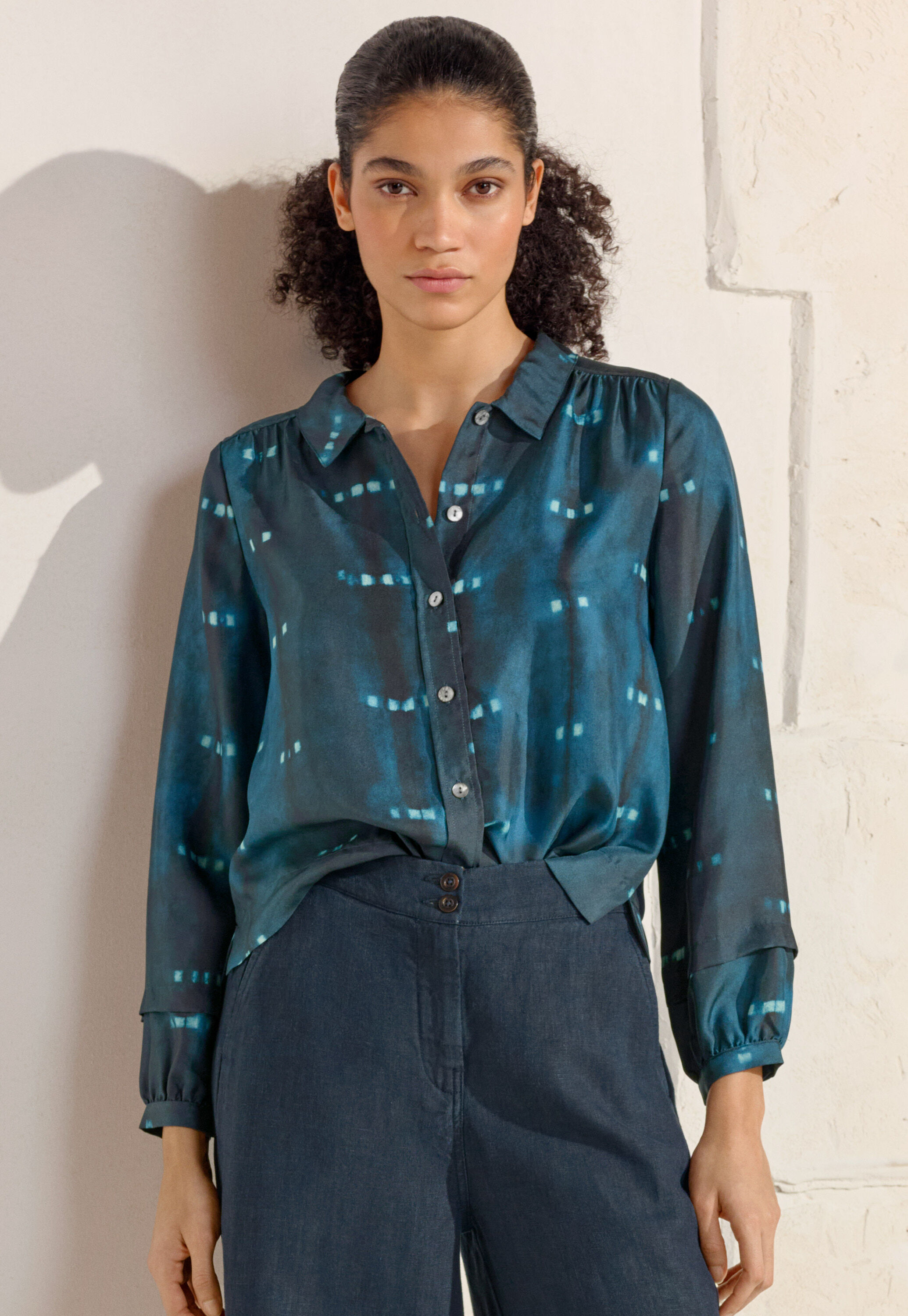 Bluse mit aufgesetzter Tasche