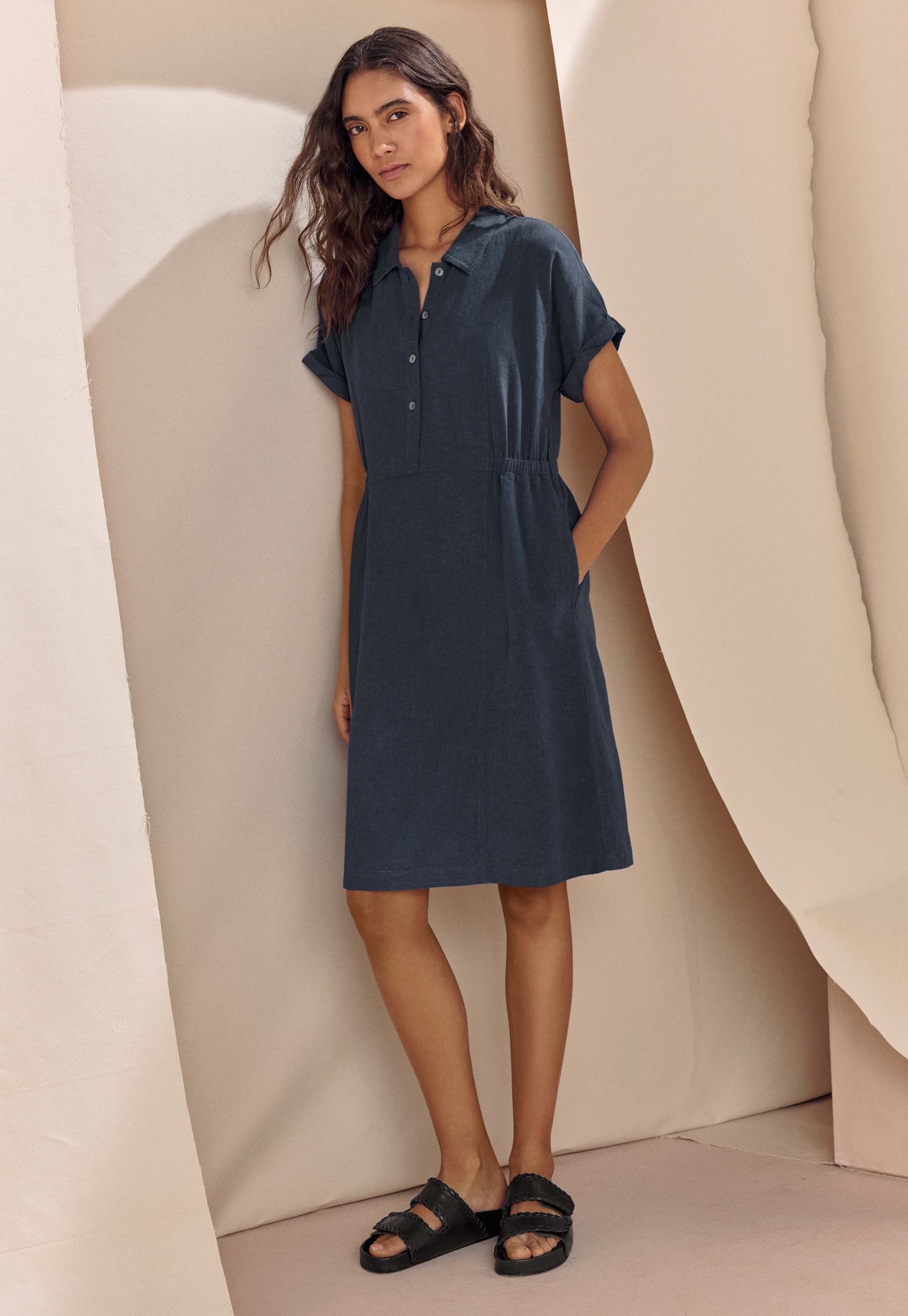 Kurzes Kleid mit Kragen
