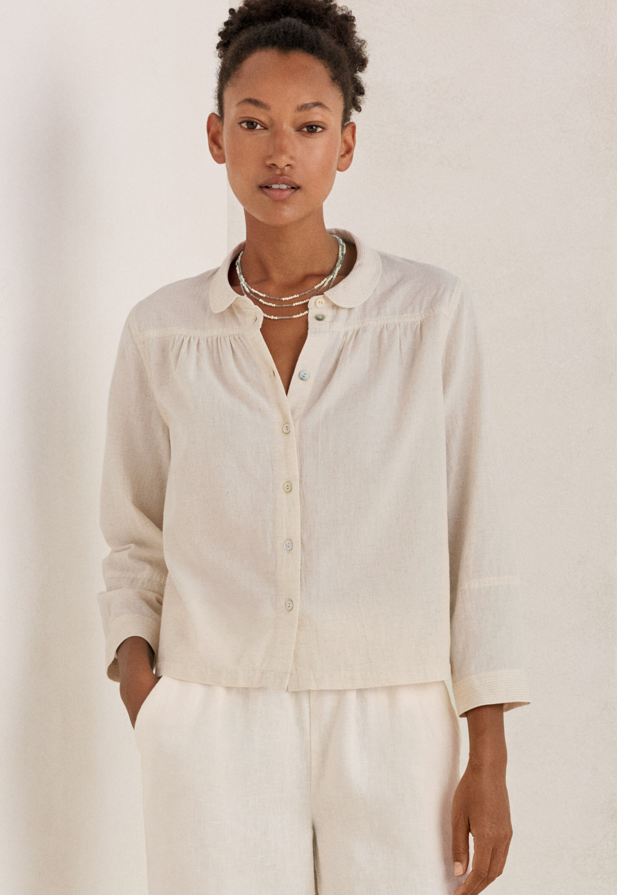 Bluse mit rundem Kragen