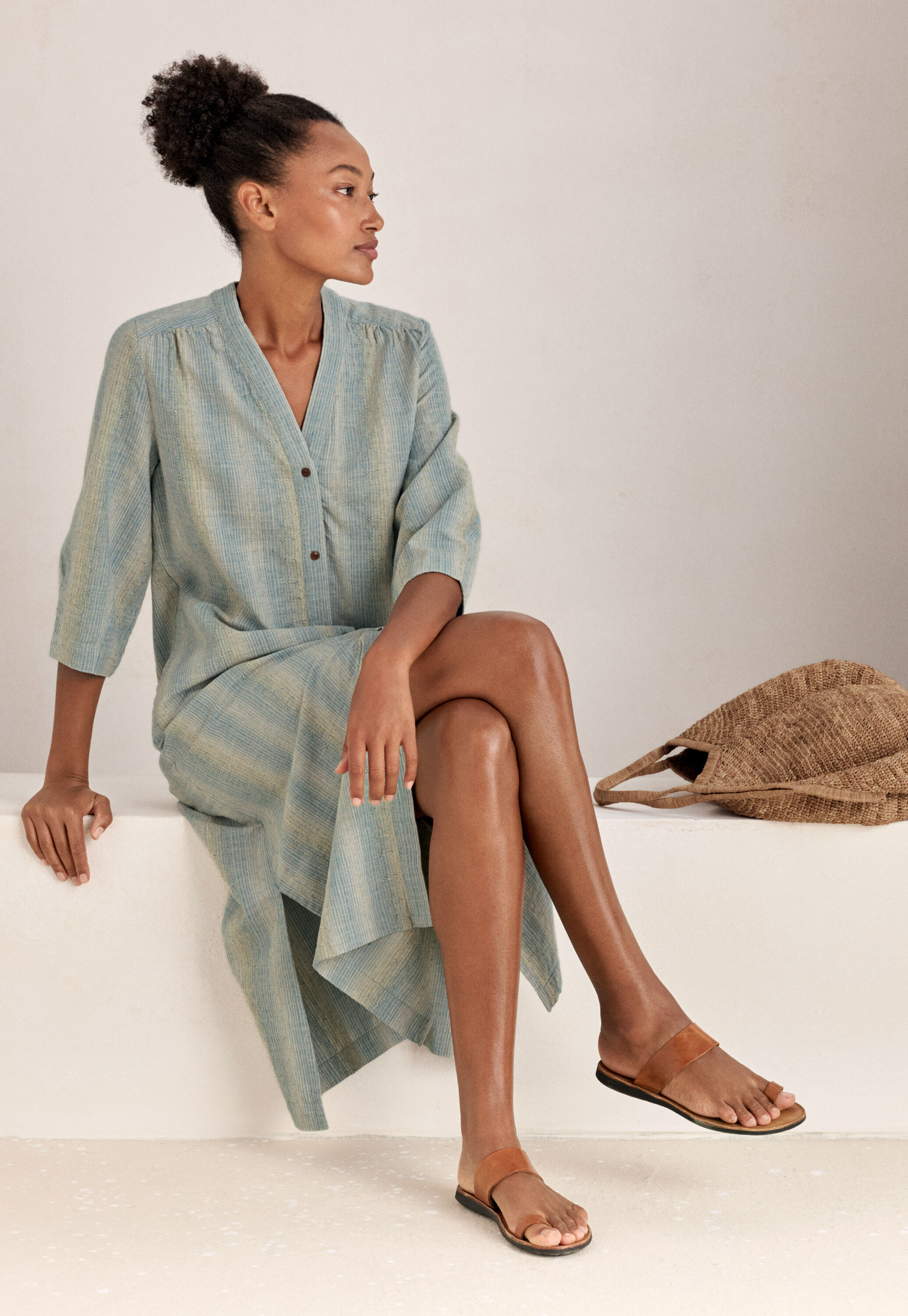 Indigo-gef&auml;rbtes Kleid mit Eins&auml;tzen