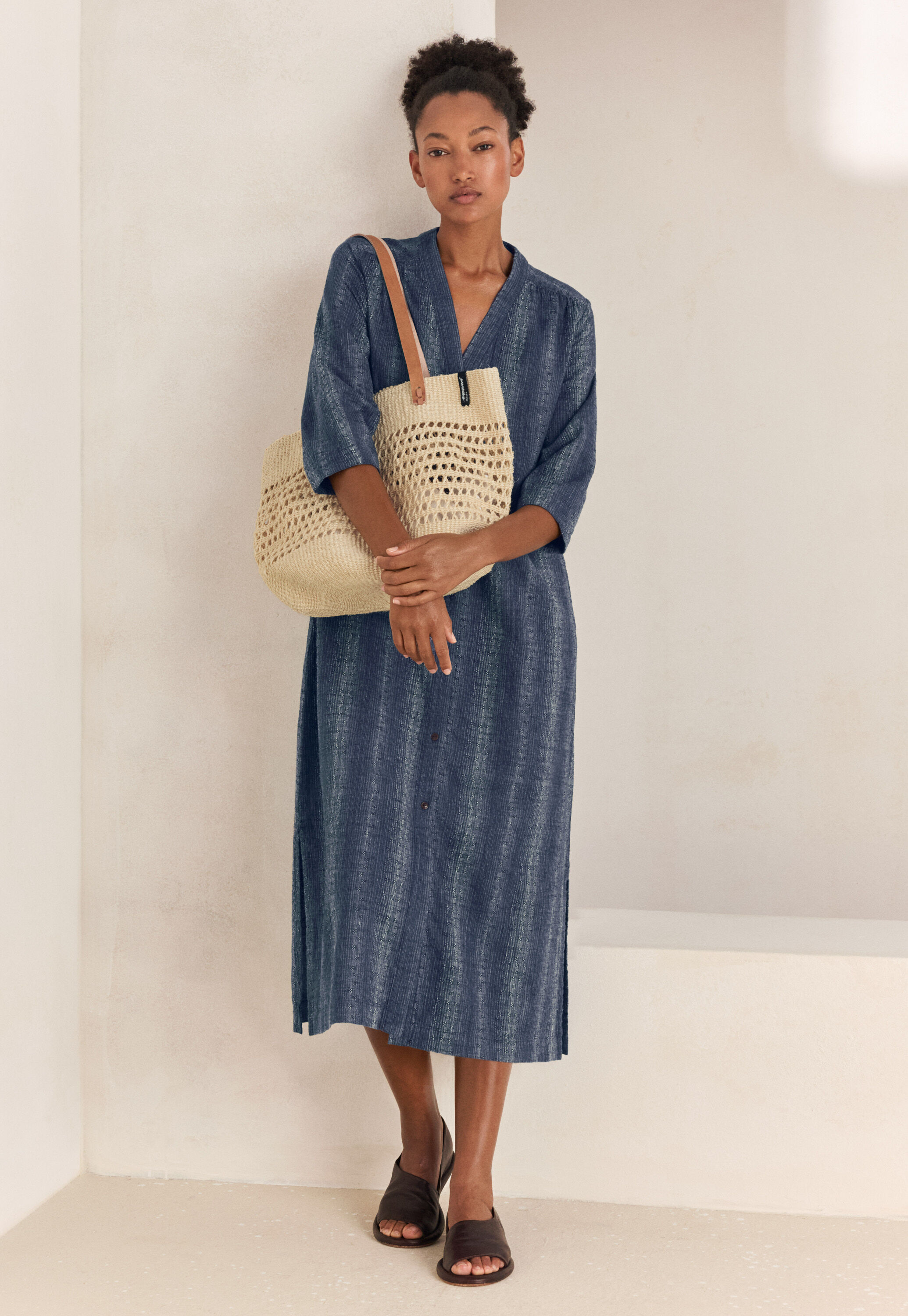 Indigo-gef&auml;rbtes Kleid mit Eins&auml;tzen
