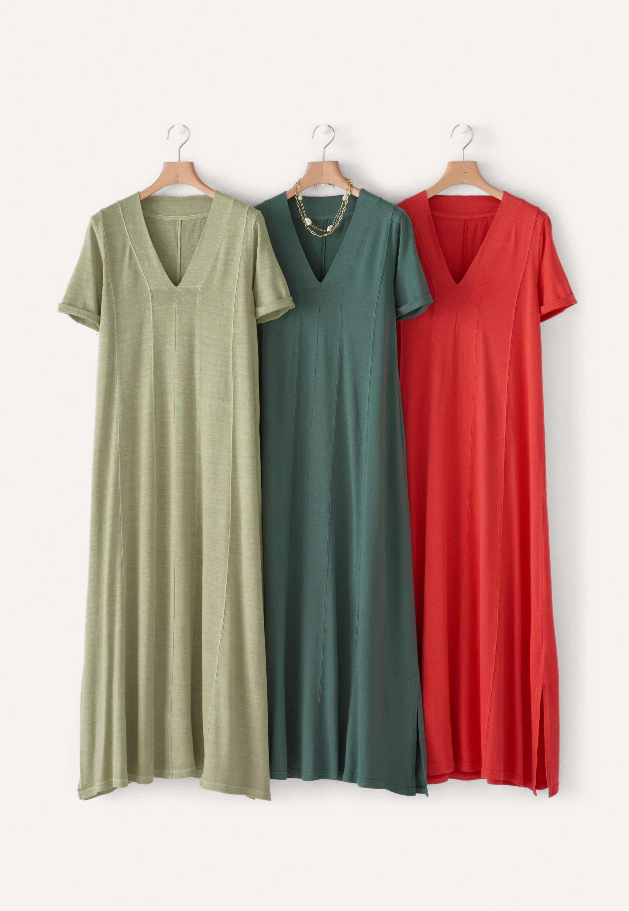 Kleid mit V-Ausschnitt und Eins&auml;tzen