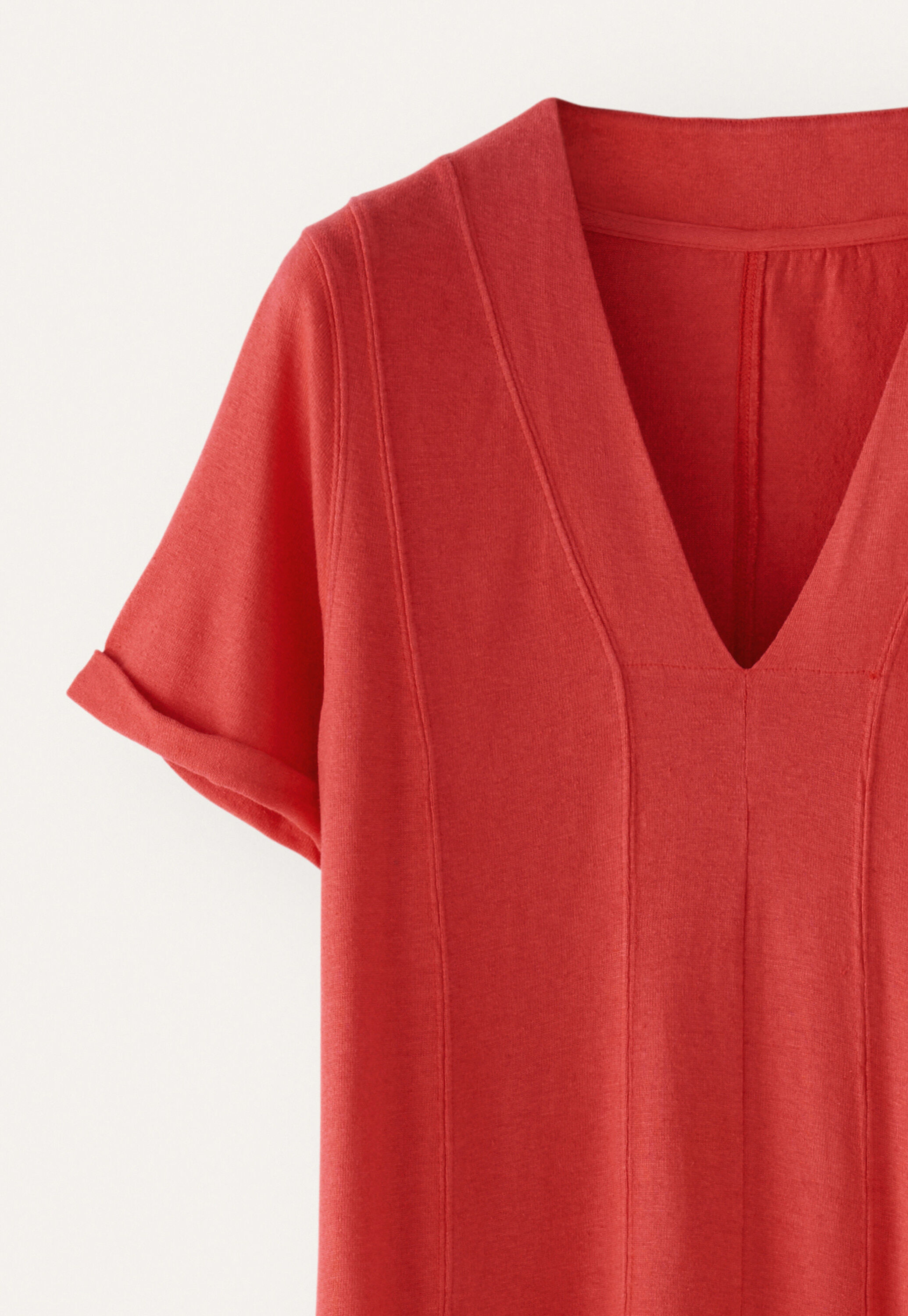 Kleid mit V-Ausschnitt und Eins&auml;tzen