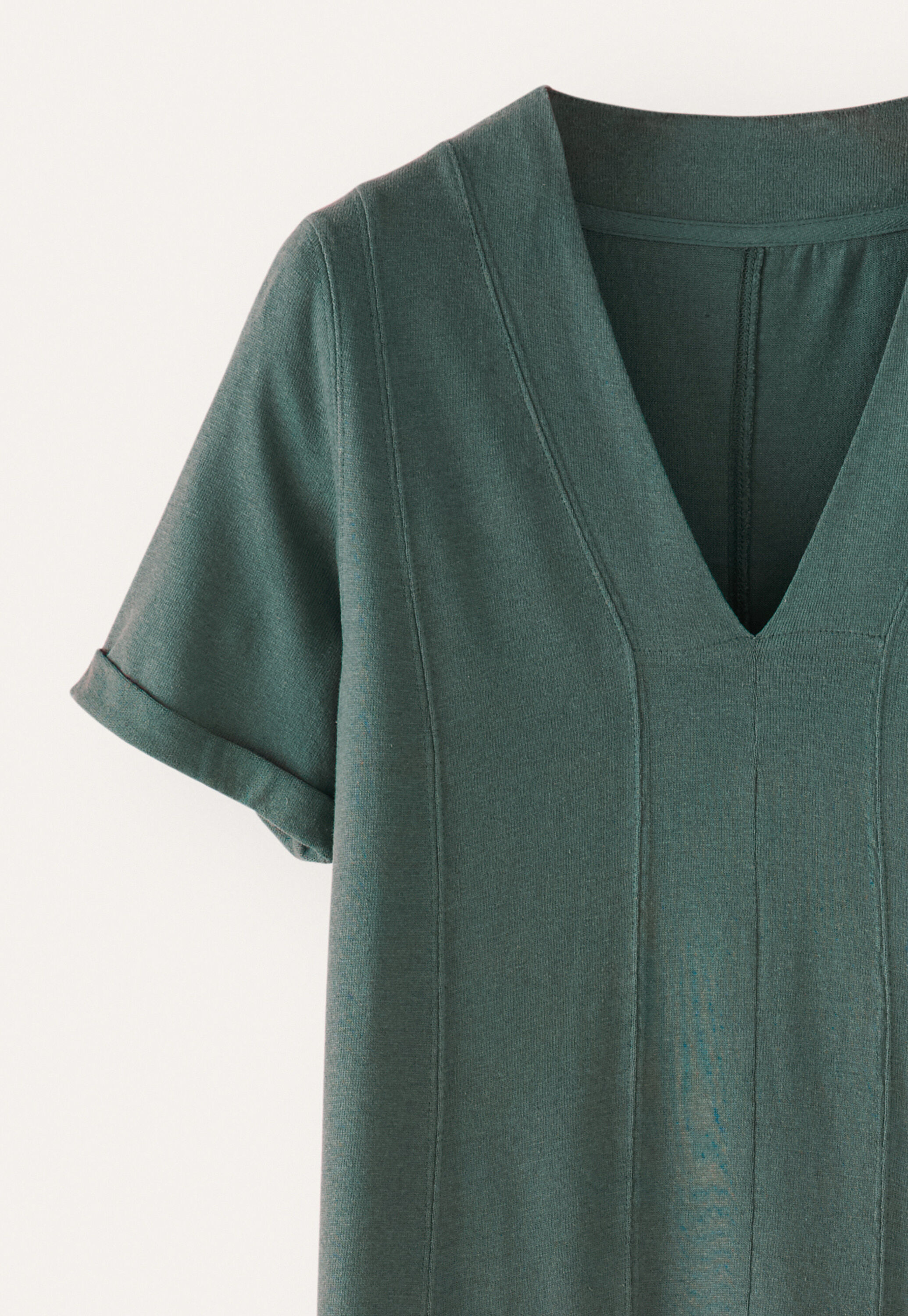 Kleid mit V-Ausschnitt und Eins&auml;tzen