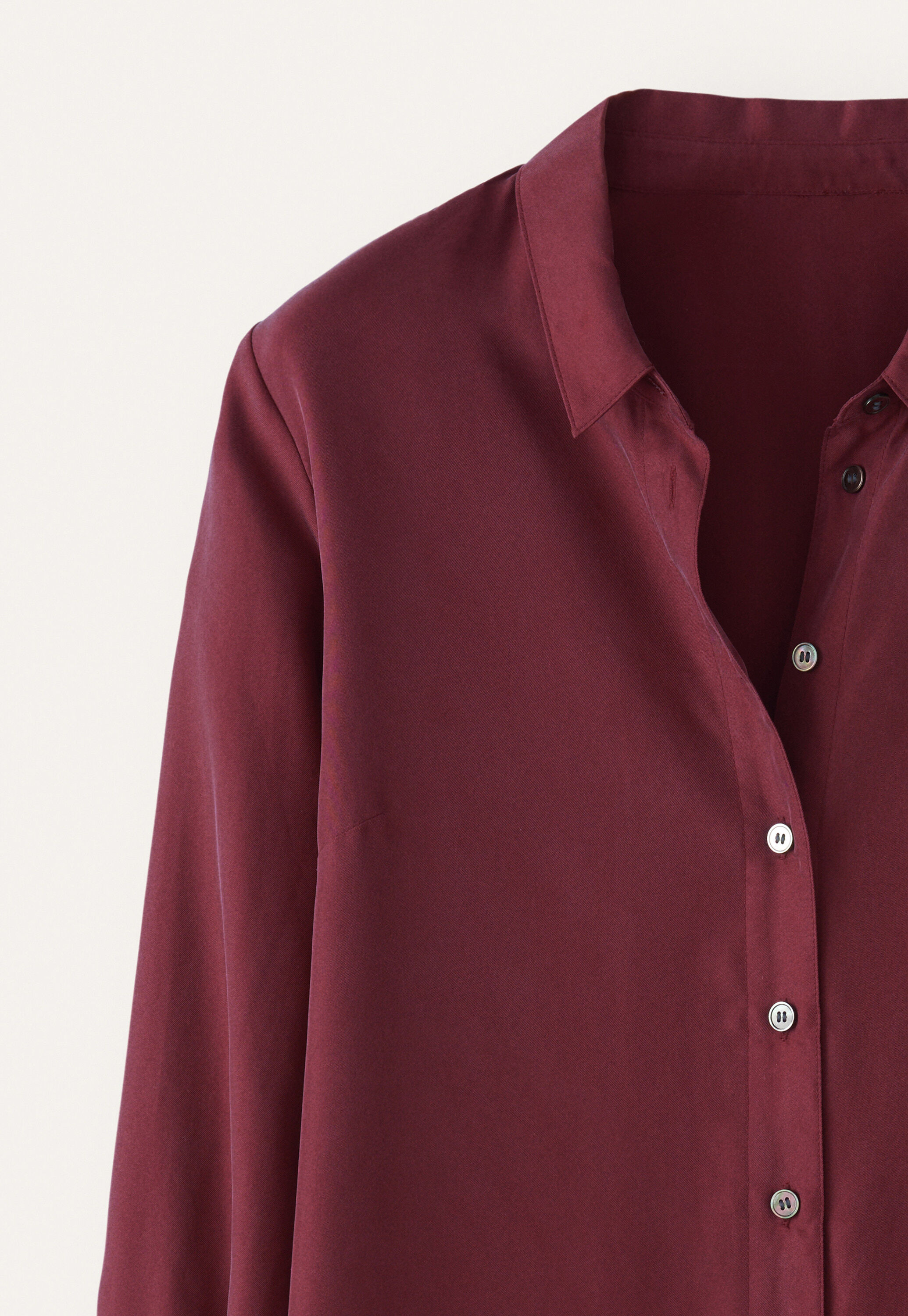 Bluse mit tiefen Seitenschlitzen