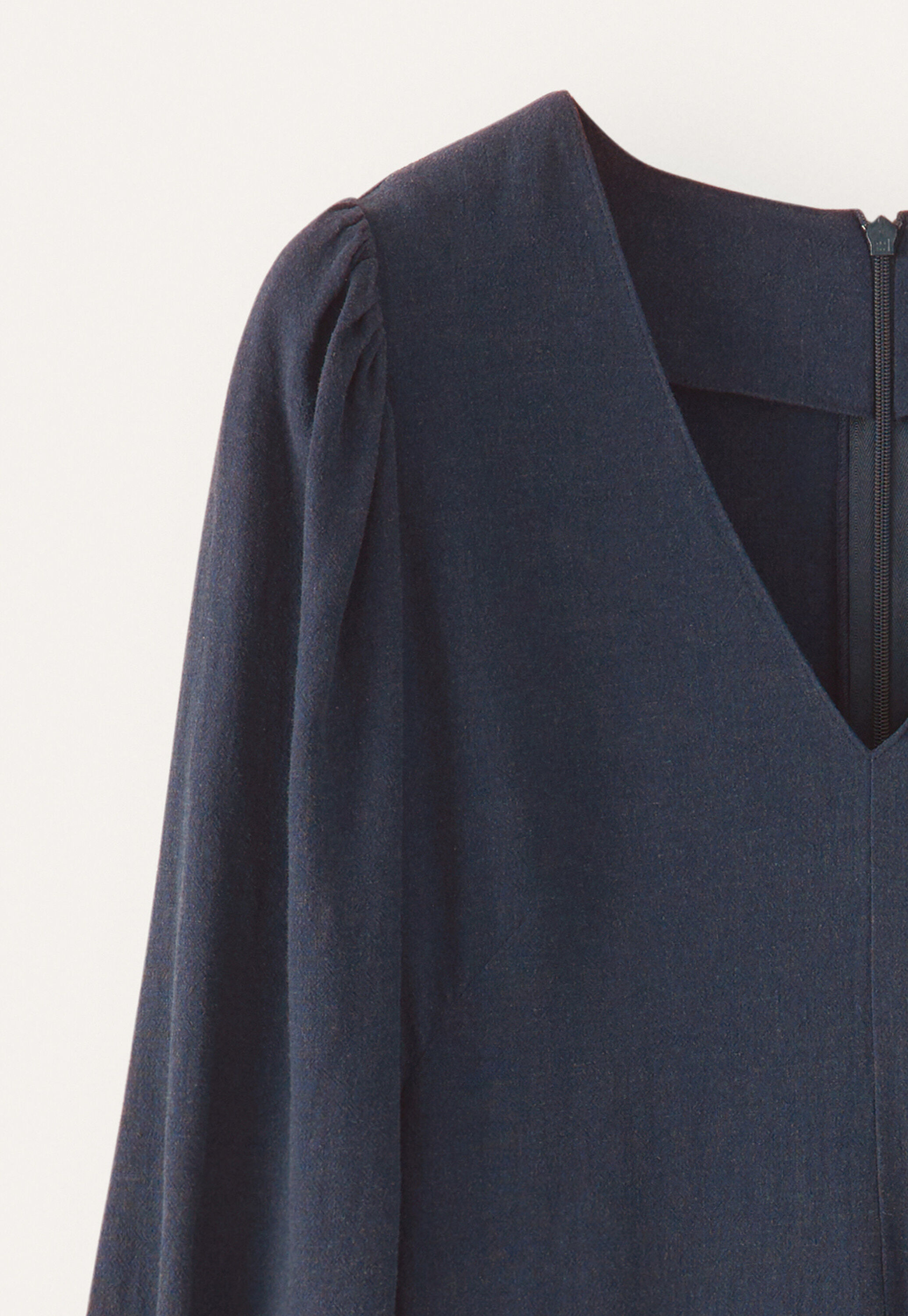 Langes Kleid mit V-Ausschnitt