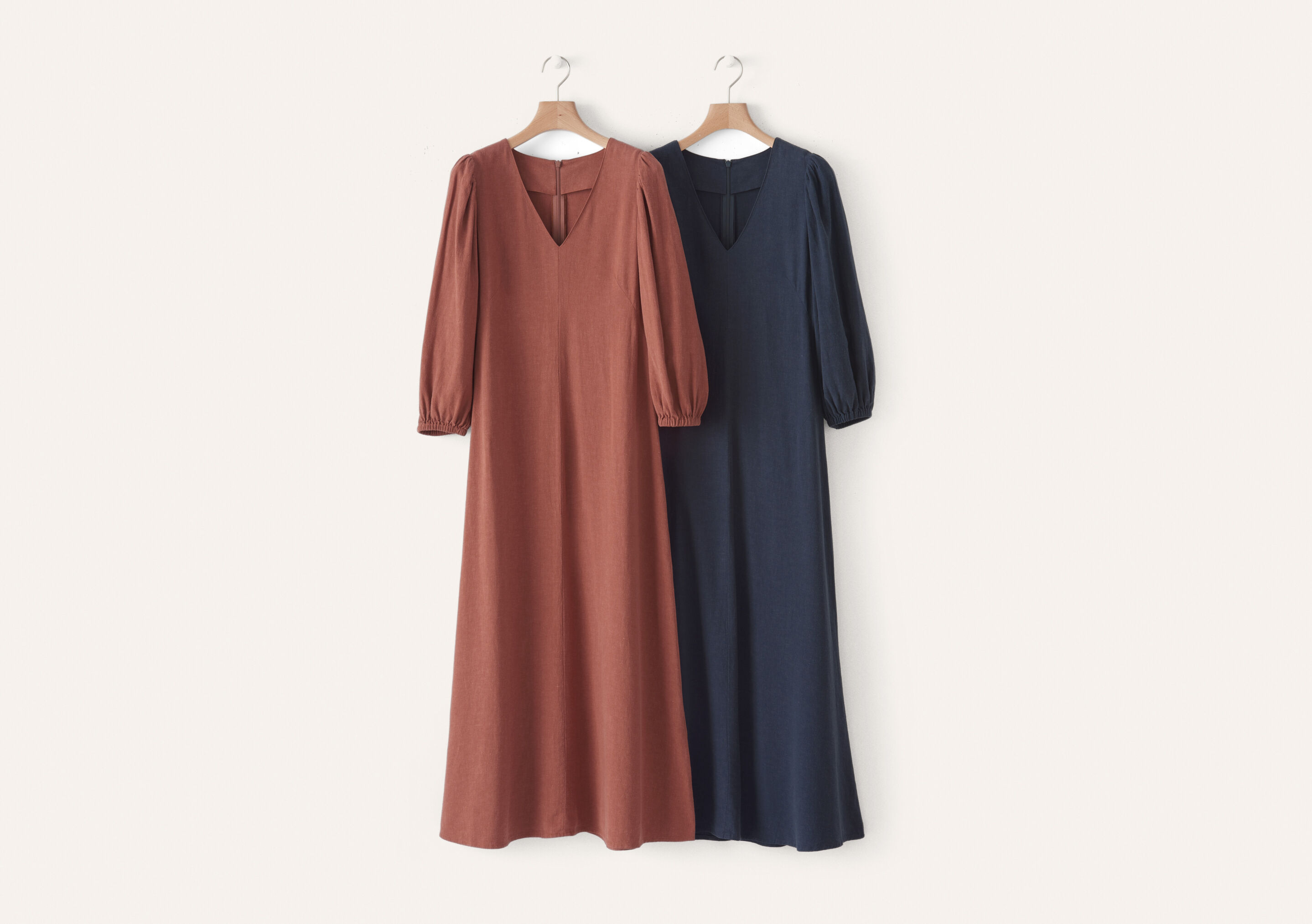 Langes Kleid mit V-Ausschnitt